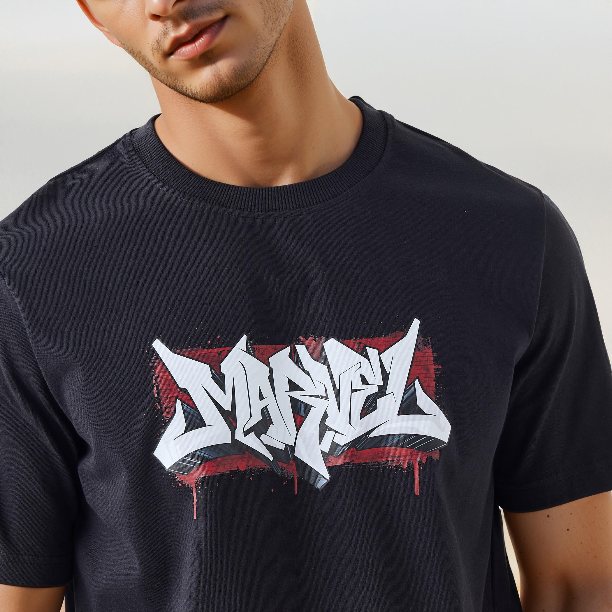تيشيرت بياقة ضيقة وطبعات-men-clothing-tshirtsandpolos-tshirts-image-2