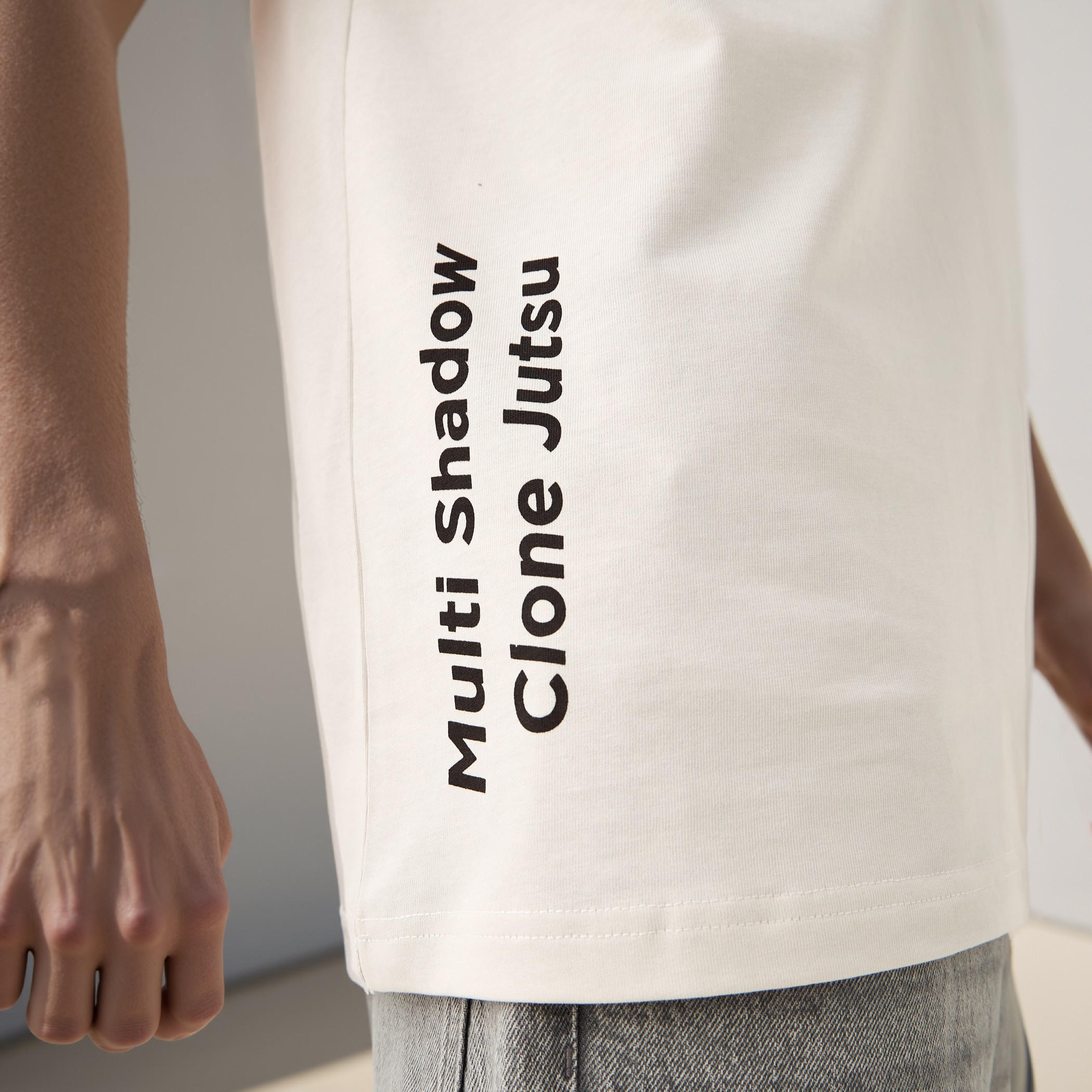 تيشيرت بياقة ضيقة وطبعات كاكاشي-men-clothing-tshirtsandpolos-tshirts-image-4