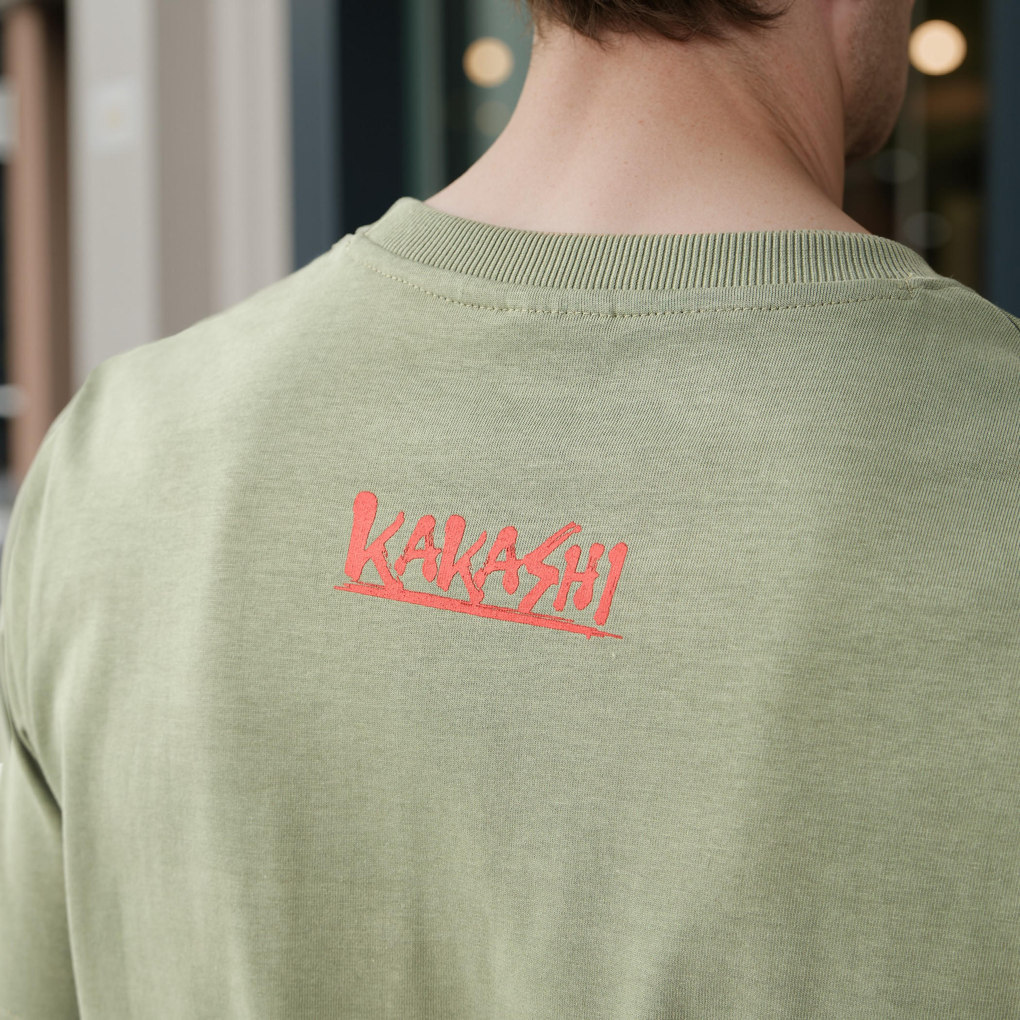 تيشيرت بياقة ضيقة وطبعات كاكاشي-men-clothing-tshirtsandpolos-tshirts-image-4