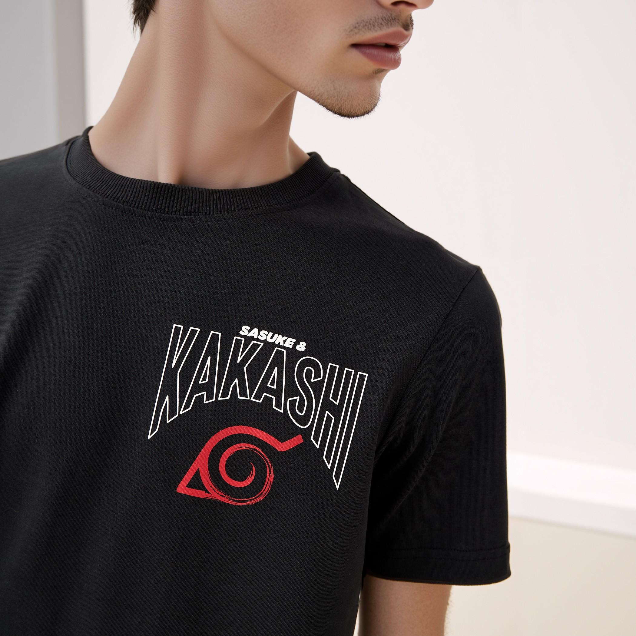 تيشيرت بياقة ضيقة وطبعات كاكاشي-men-clothing-tshirtsandpolos-tshirts-image-2