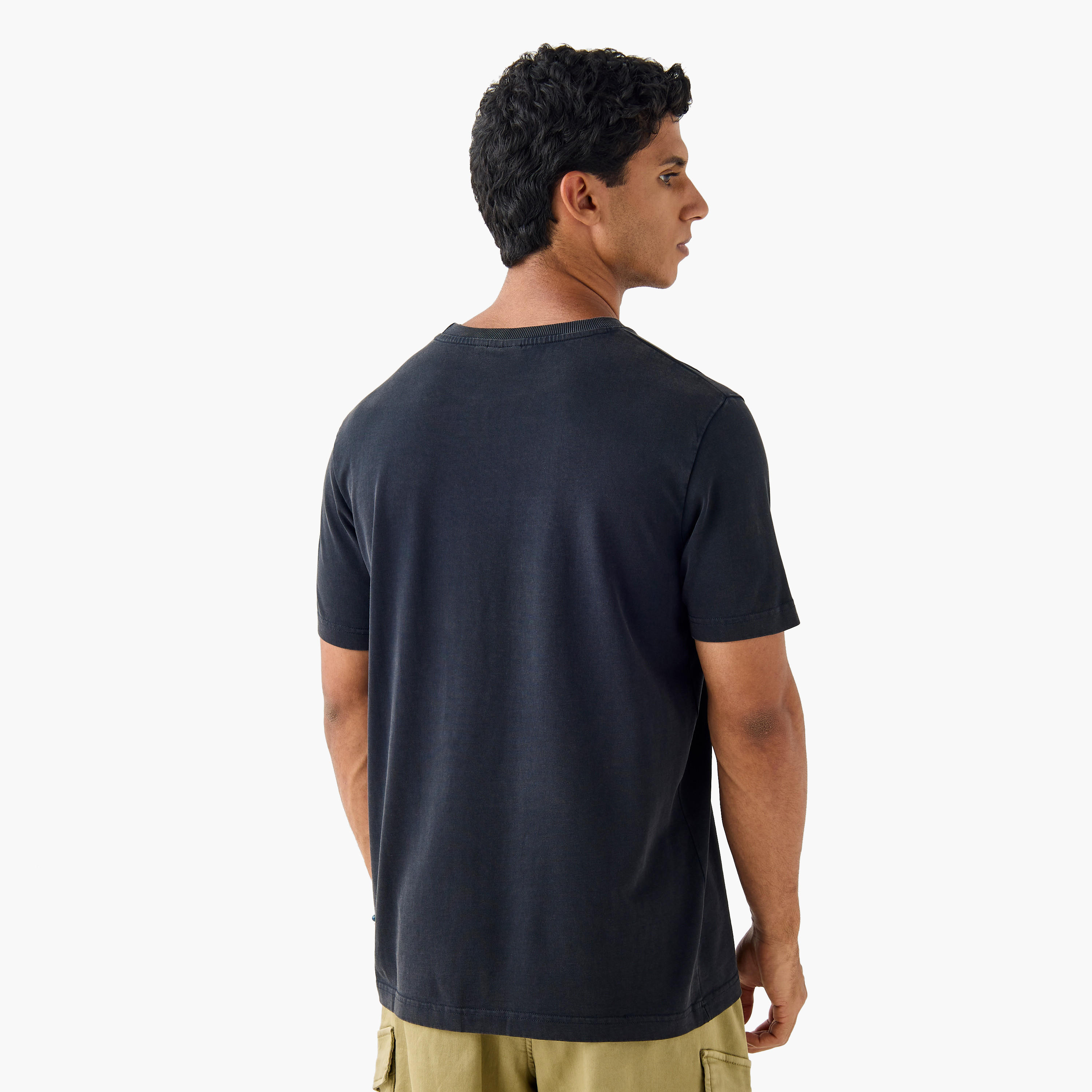 تيشيرت بياقة ضيقة وطبعات-men-clothing-tshirtsandpolos-tshirts-image-3