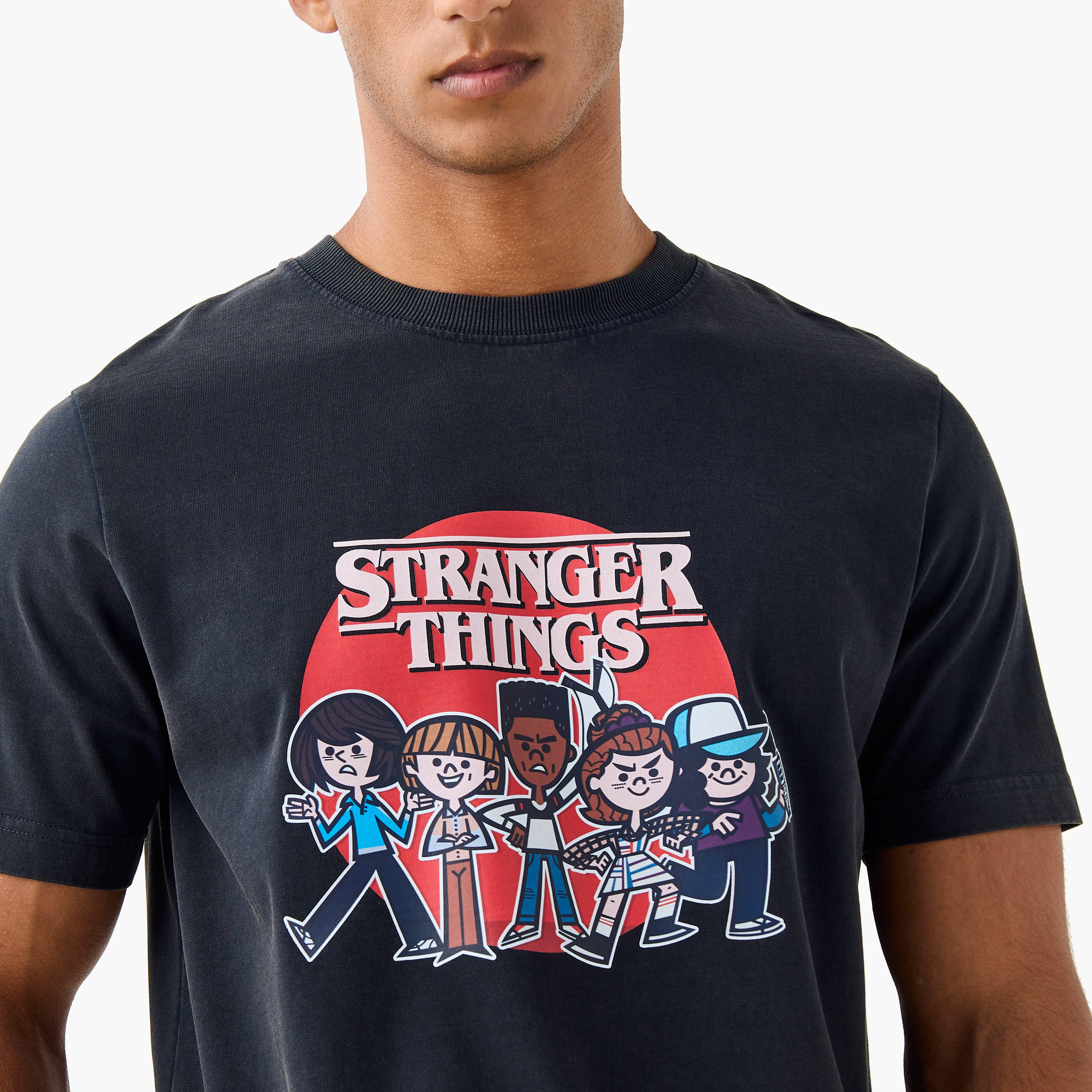 تيشيرت بياقة ضيقة وطبعات-men-clothing-tshirtsandpolos-tshirts-image-4