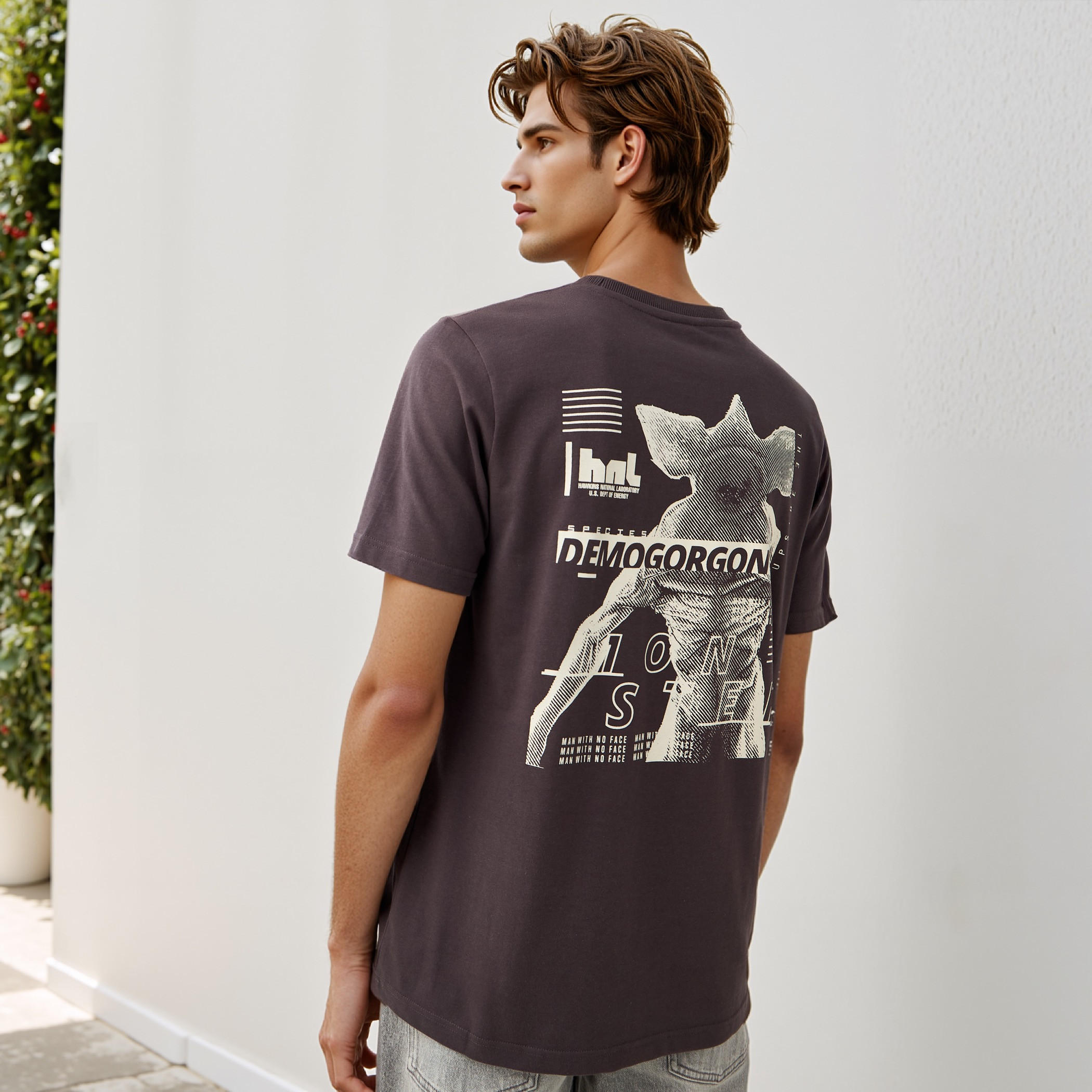 تيشيرت بياقة ضيقة وطبعات سترينجر ثينجز-men-clothing-tshirtsandpolos-tshirts-image-5
