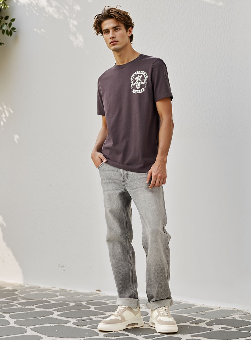 تيشيرت بياقة ضيقة وطبعات سترينجر ثينجز-men-clothing-tshirtsandpolos-tshirts-image-2