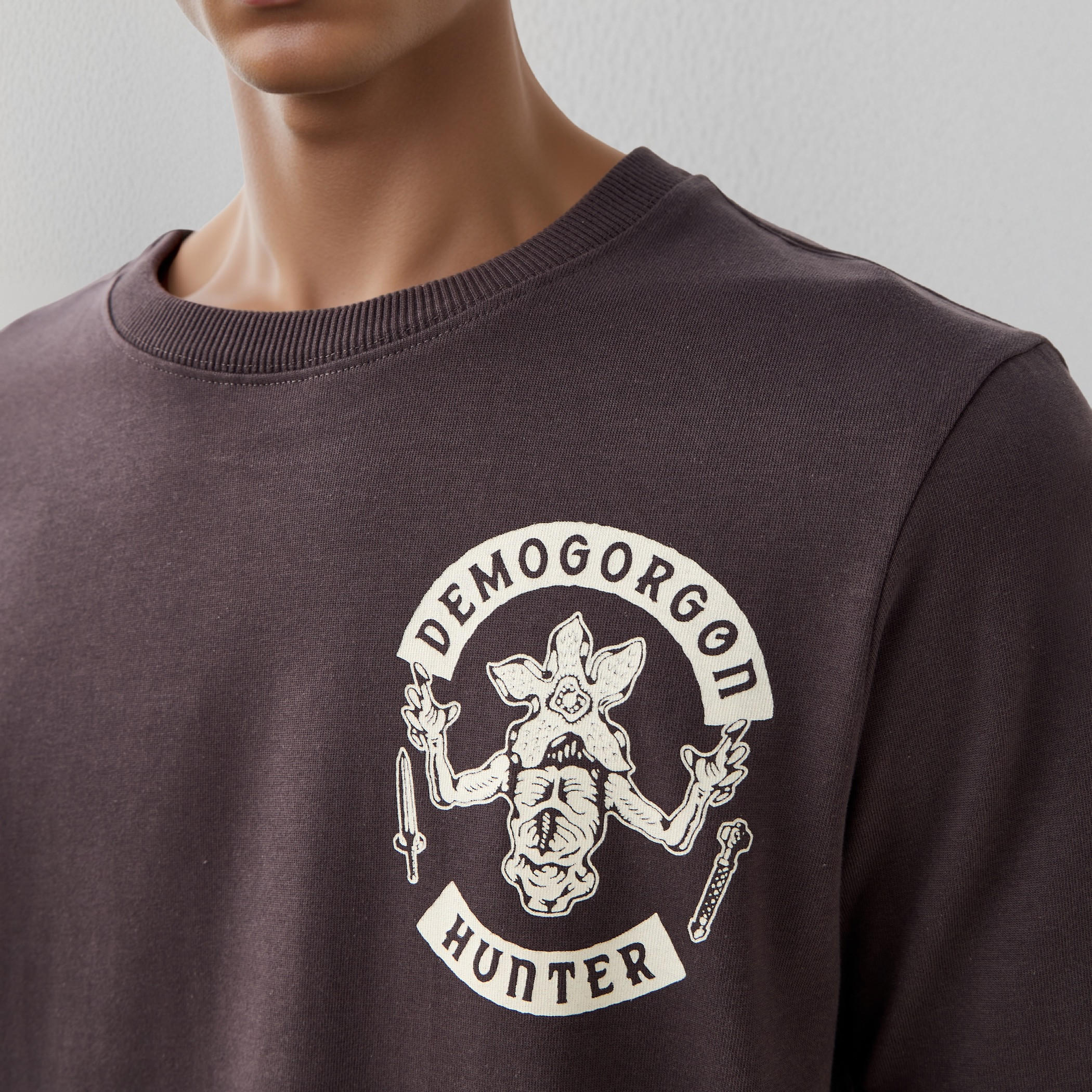 تيشيرت بياقة ضيقة وطبعات سترينجر ثينجز-men-clothing-tshirtsandpolos-tshirts-image-2