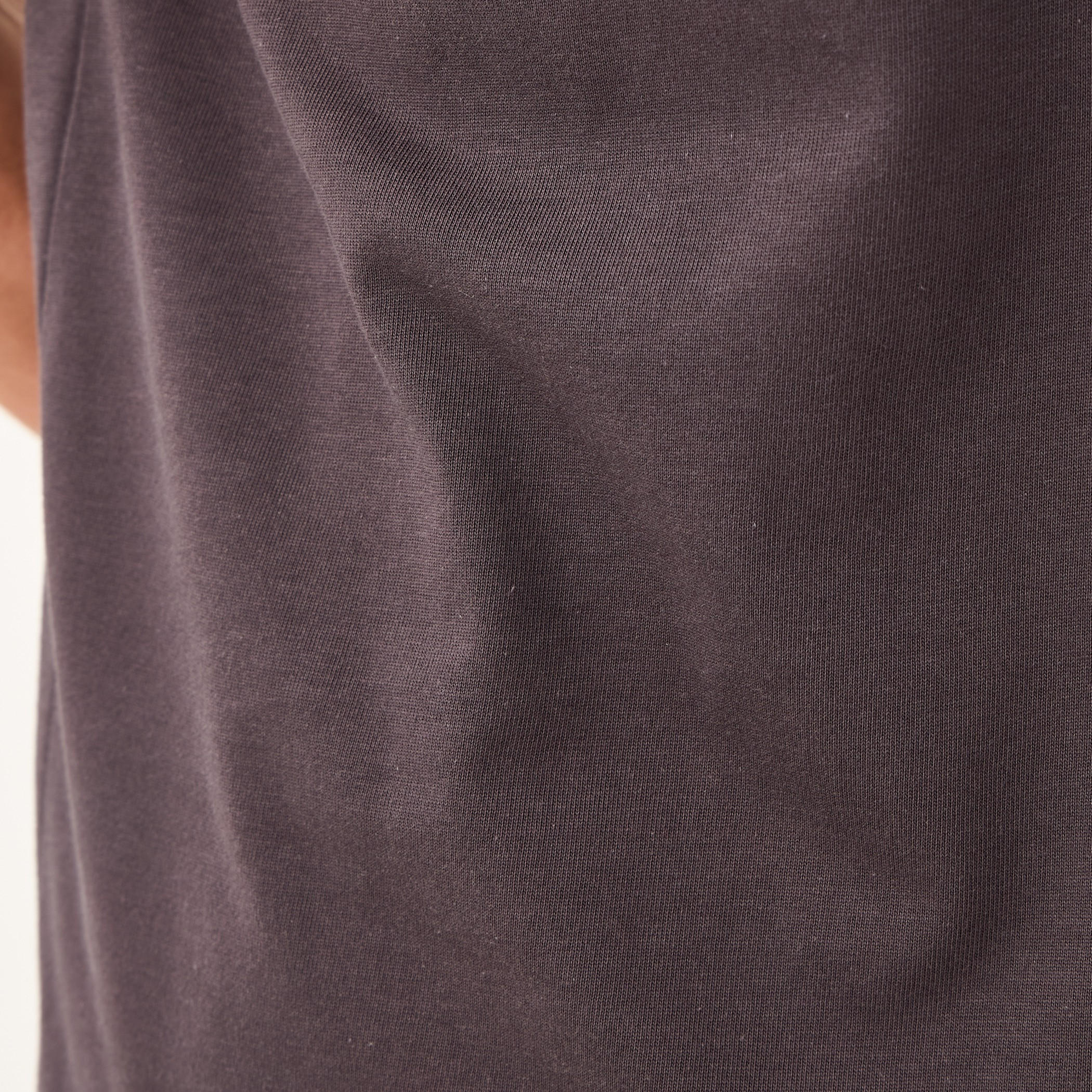تيشيرت بياقة ضيقة وطبعات سترينجر ثينجز-men-clothing-tshirtsandpolos-tshirts-image-1