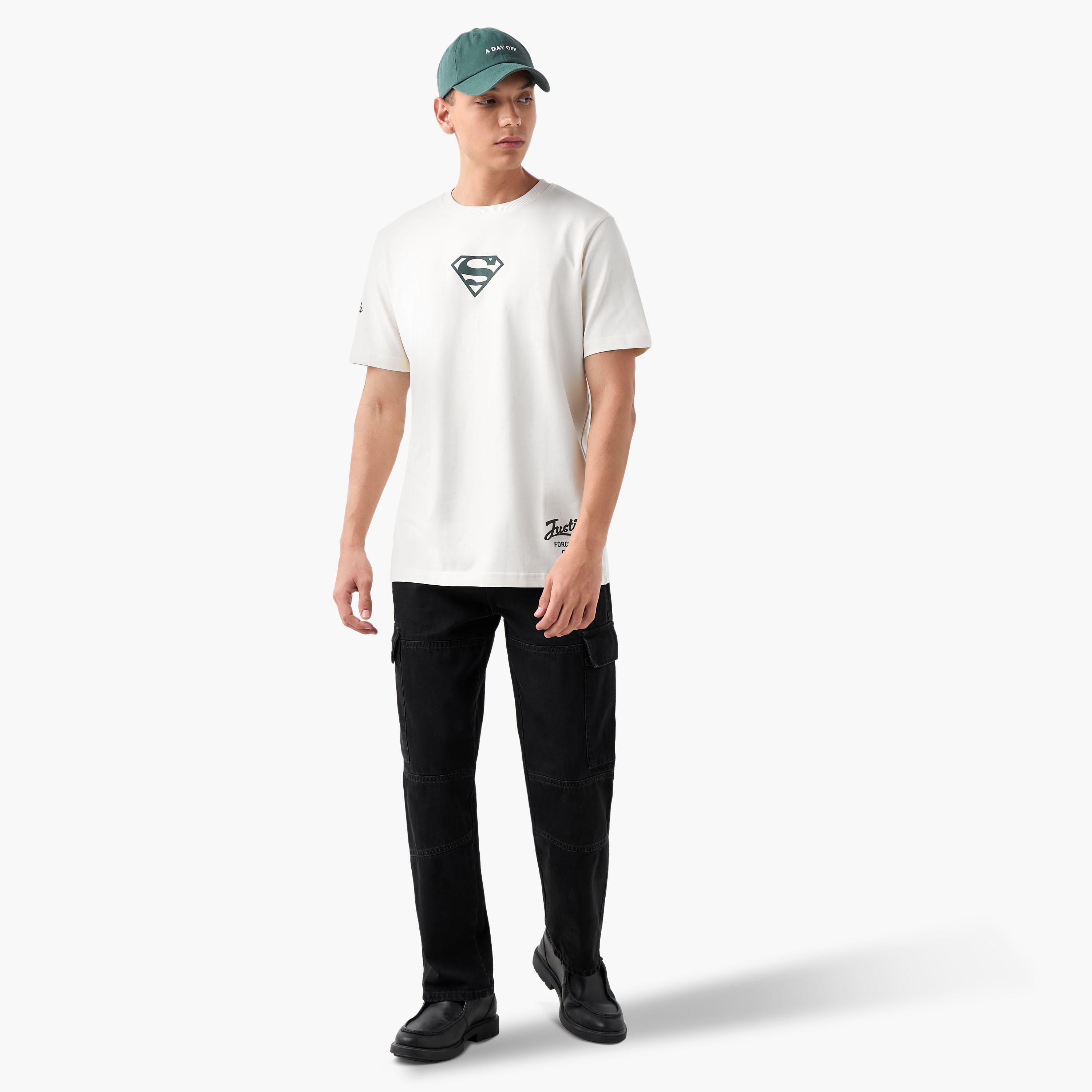 تيشيرت بياقة ضيقة وطبعات سوبر مان-men-clothing-tshirtsandpolos-tshirts-image-5