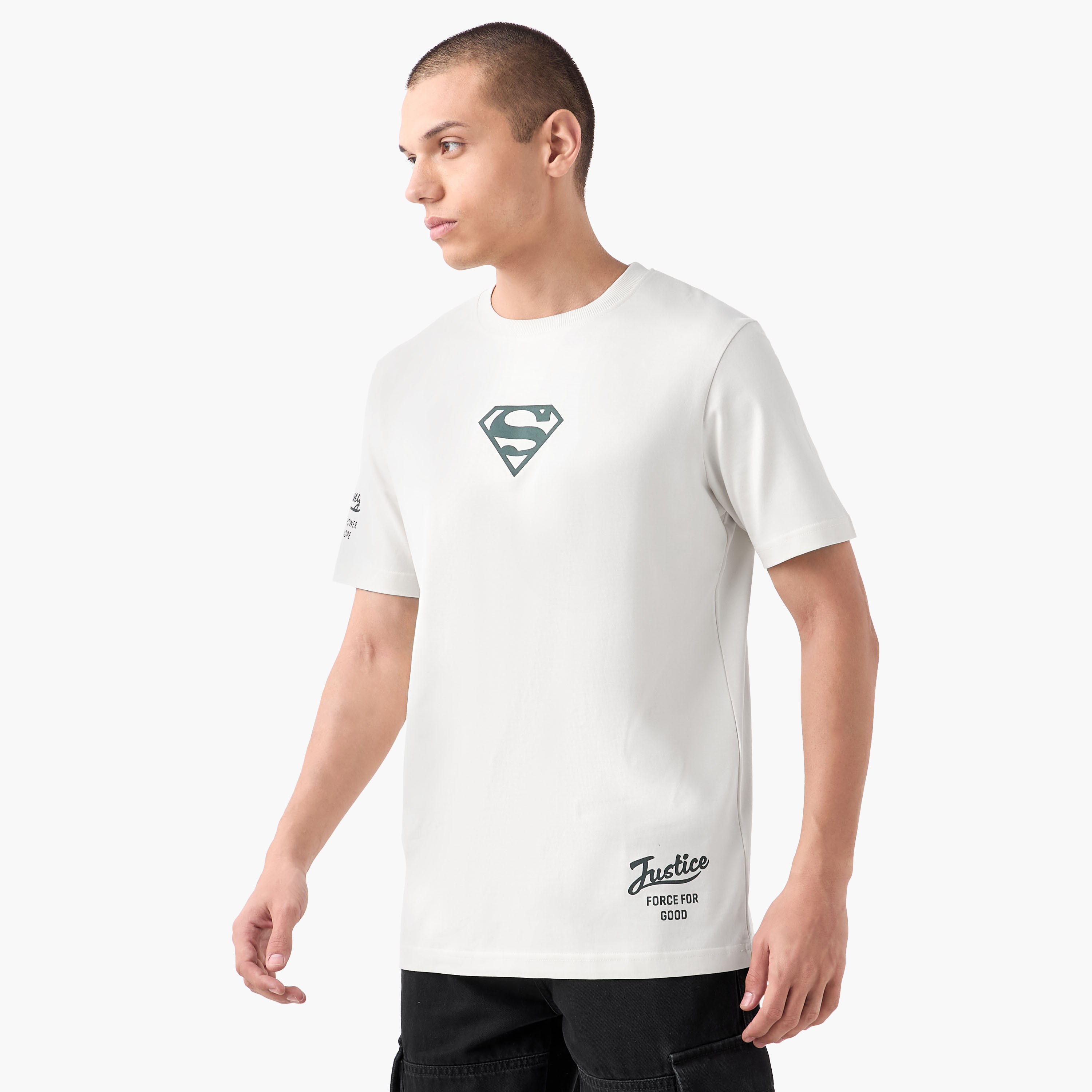 تيشيرت بياقة ضيقة وطبعات سوبر مان-men-clothing-tshirtsandpolos-tshirts-image-4