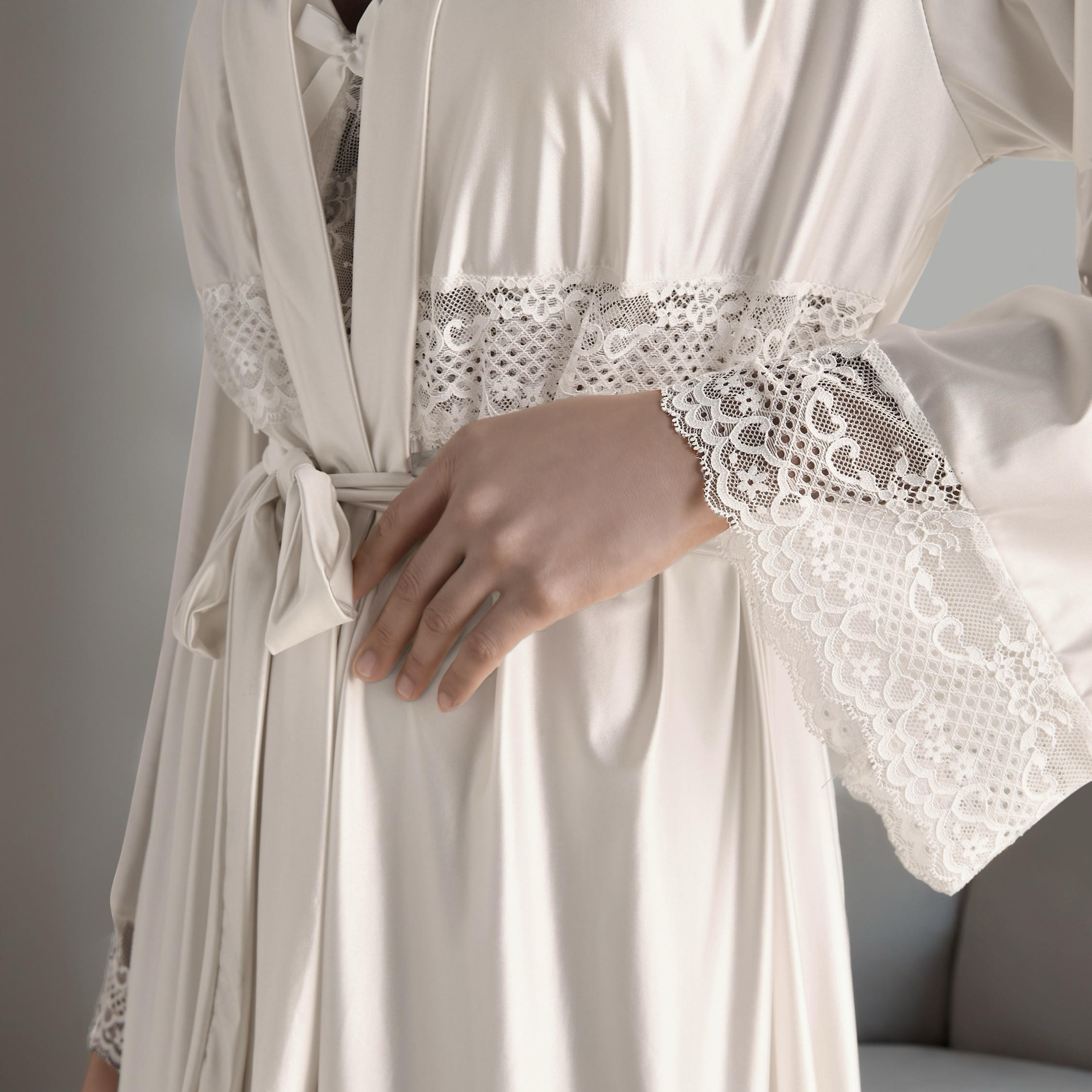 ثوب نوم دانتيل للعروس بحواف غير متماثلة مع روب-women-clothing-nightwear-robes-image-3