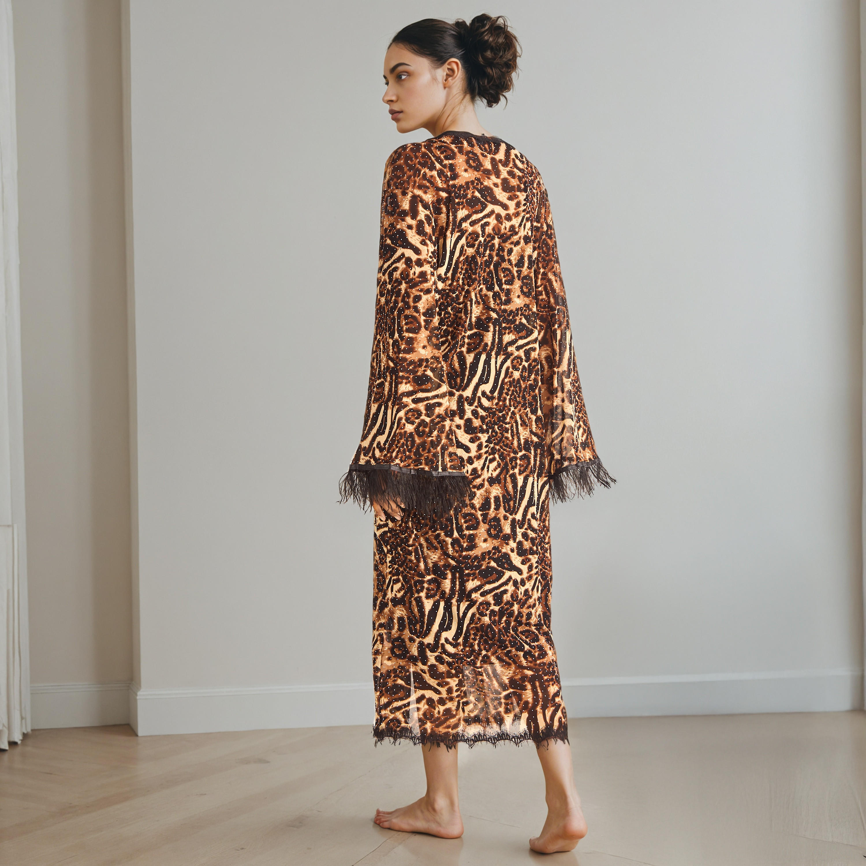 ثوب نوم بتفاصيل دانتيل مع روب وسروال داخلي ثونج-women-clothing-nightwear-robes-image-4
