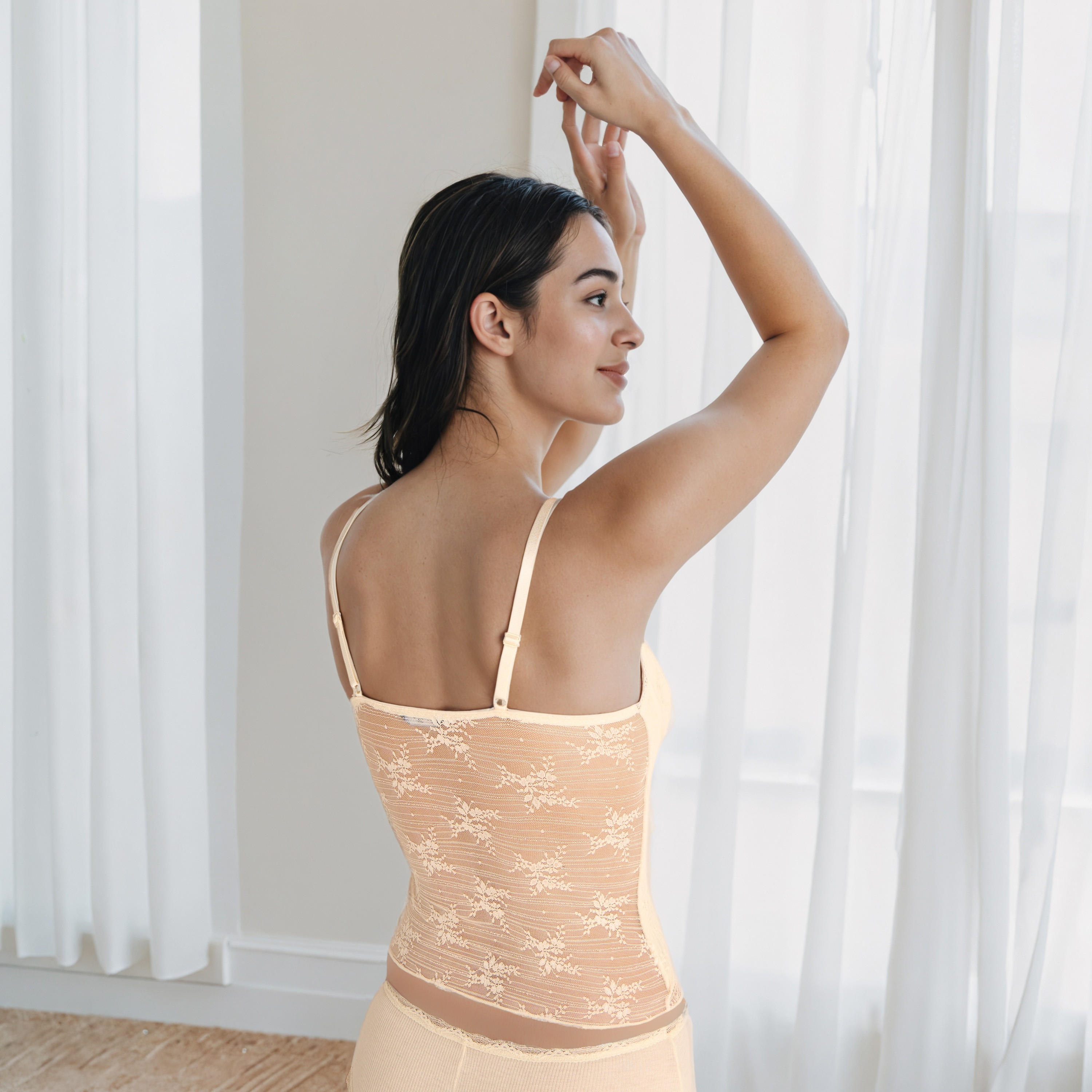 قميص داخلي بقصة عادية وتفاصيل دانتيل-women-clothing-lingerie-camisoles-image-2