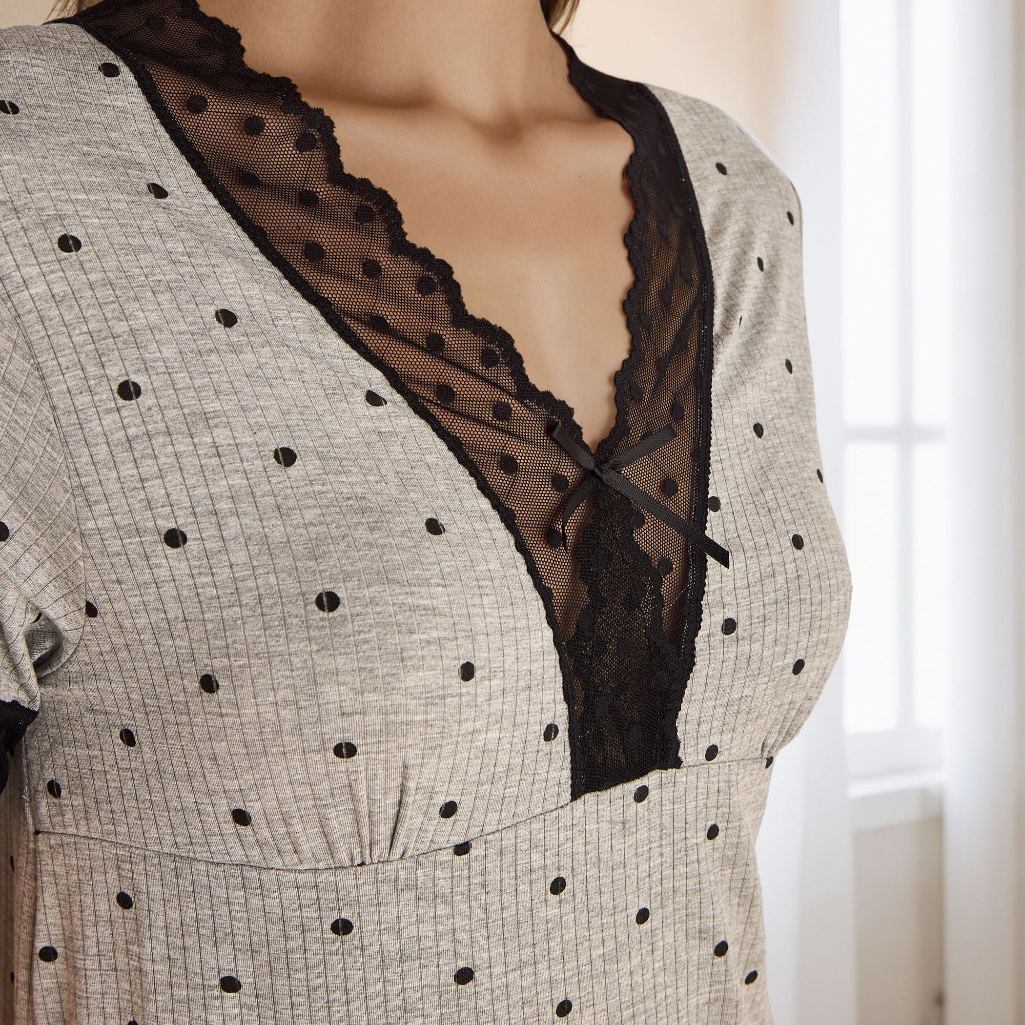 فستان نوم بطبعات منقطة وحافة دانتيل-women-clothing-nightwear-robes-image-3