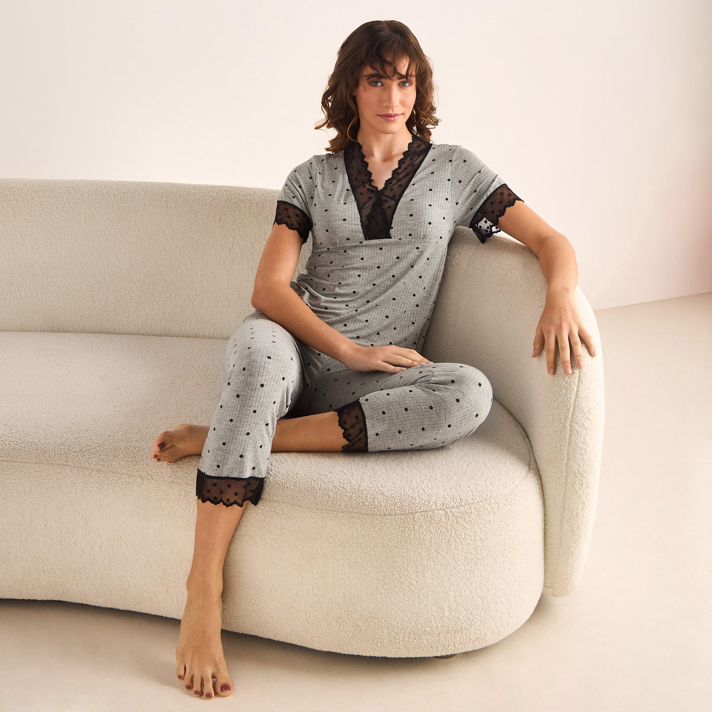 طقم بنطلون بيجاما وبلوزة بتفاصيل دانتيل وطبعات منقطة-women-clothing-nightwear-robes-image-1