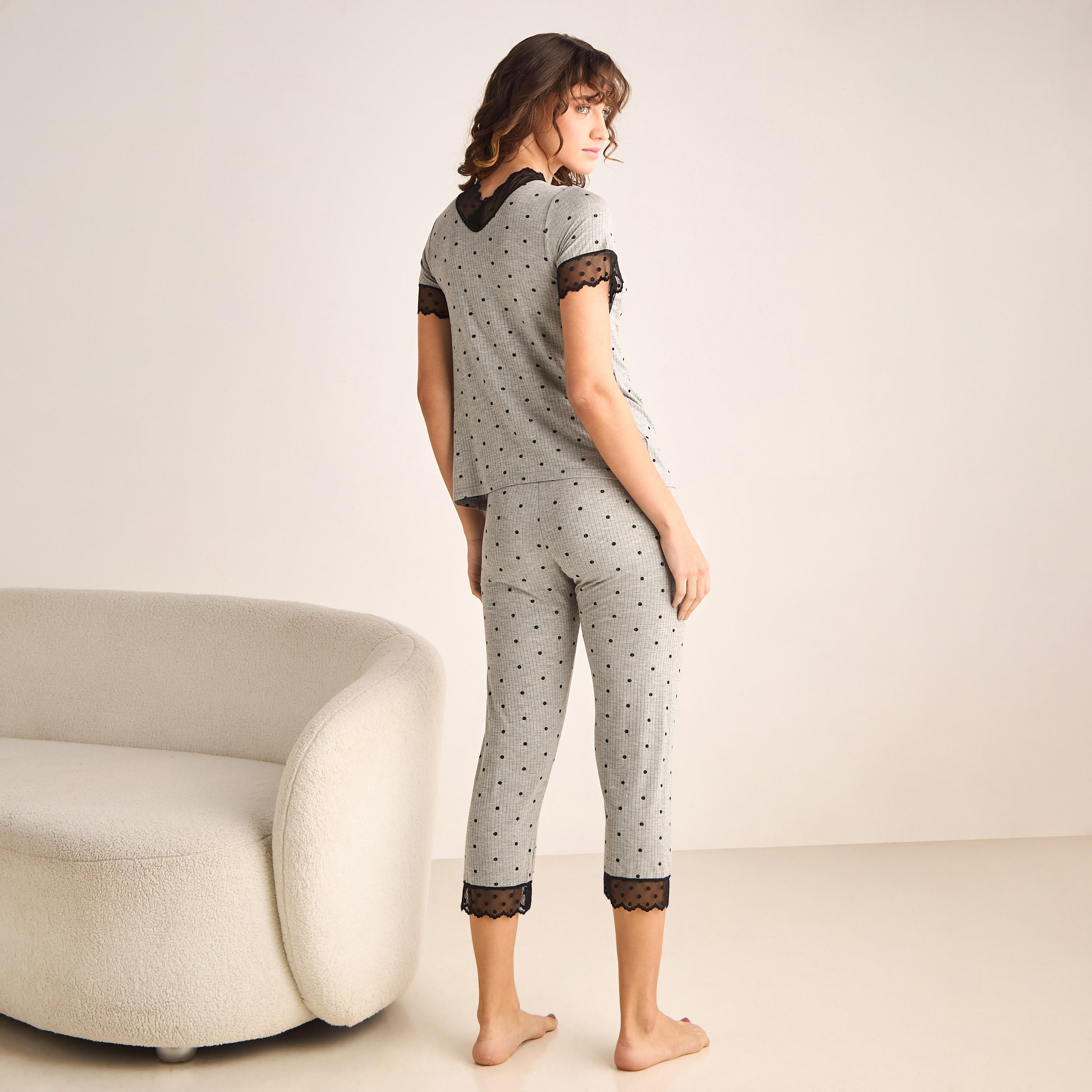 طقم بنطلون بيجاما وبلوزة بتفاصيل دانتيل وطبعات منقطة-women-clothing-nightwear-robes-image-3