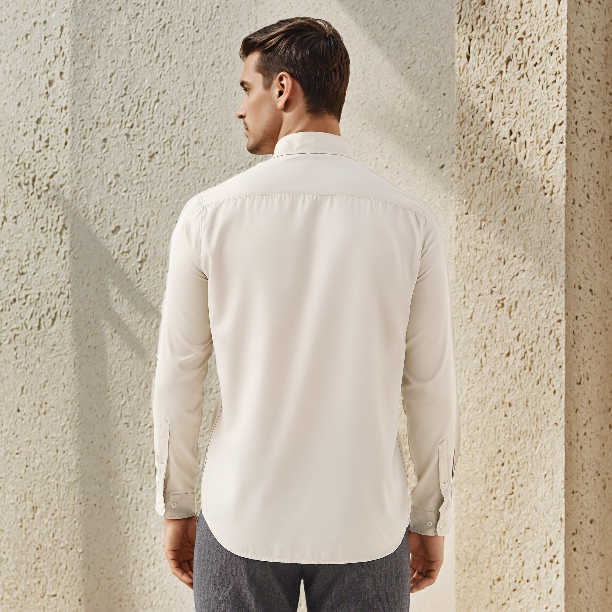 قميص تويل بياقة بأزرار وأكمام طويلة وقصّة عادية وجيب للرجال-men-clothing-shirts-image-3