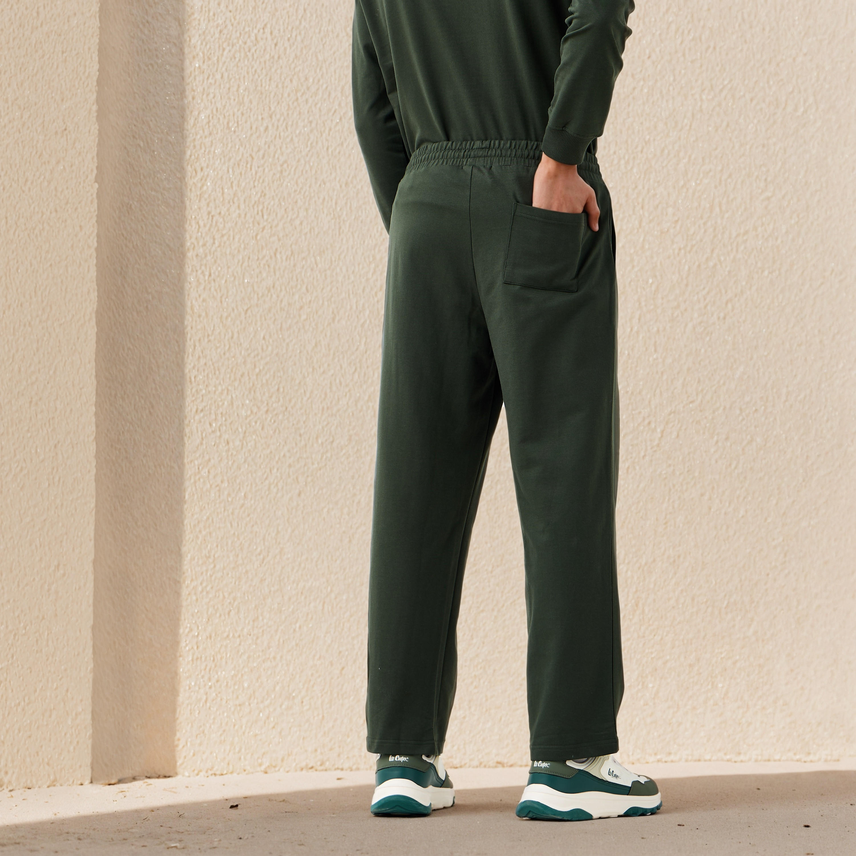 بنطلون رياضي بقصة مريحة من لي كوبر-men-clothing-bottoms-joggers-image-2