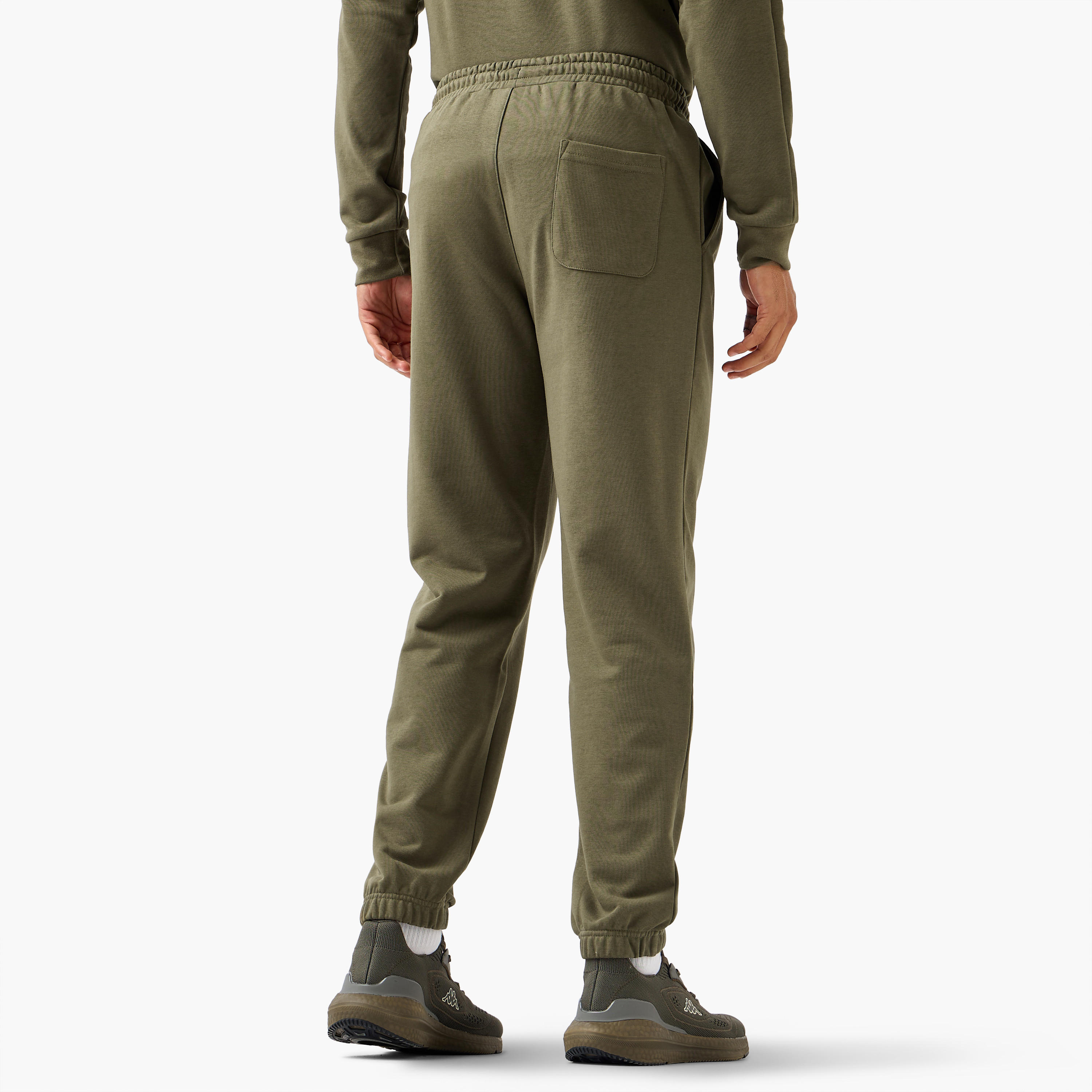 بنطلون رياضي بقصّة عادية وخصر مطاطي للرجال من كابا-men-clothing-sportswearandactivewear-bottoms-joggers-image-3