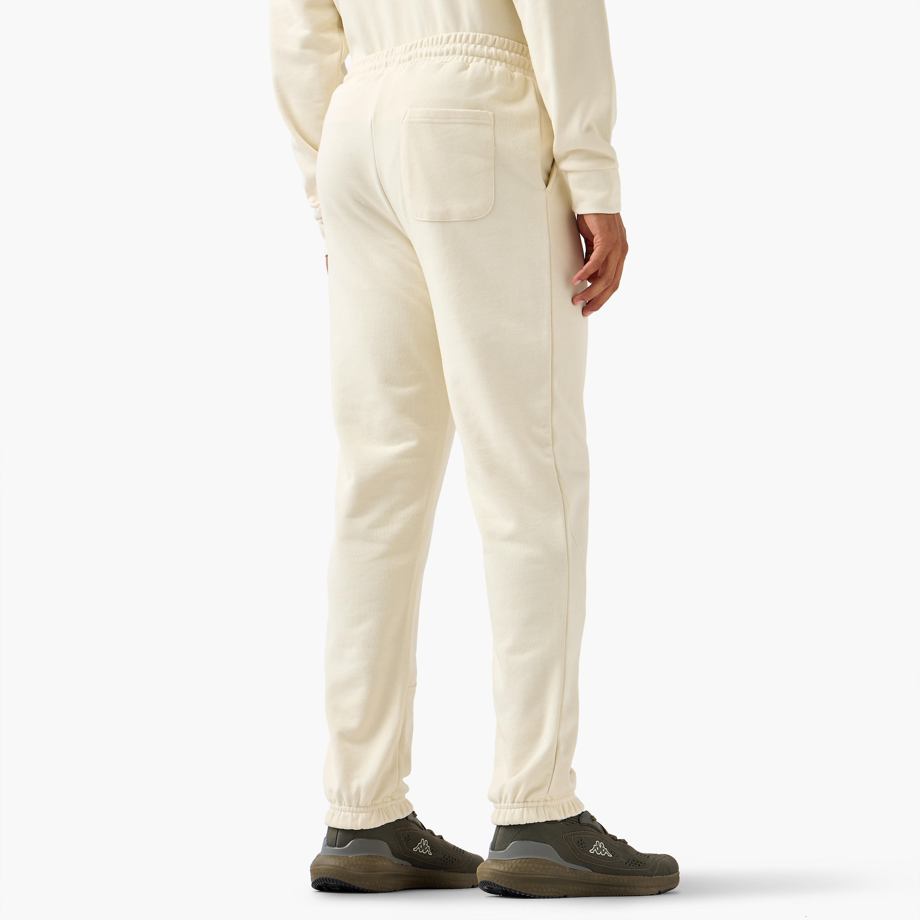 بنطلون رياضي بقصّة عادية وخصر مطاطي للرجال من كابا-men-clothing-sportswearandactivewear-bottoms-joggers-image-3