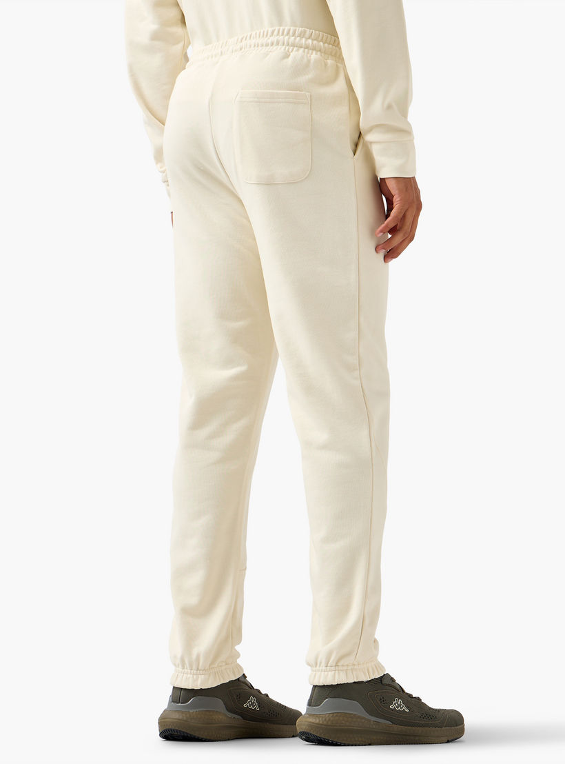بنطلون رياضي بقصّة عادية وخصر مطاطي للرجال من كابا-men-clothing-sportswearandactivewear-bottoms-joggers-image-3
