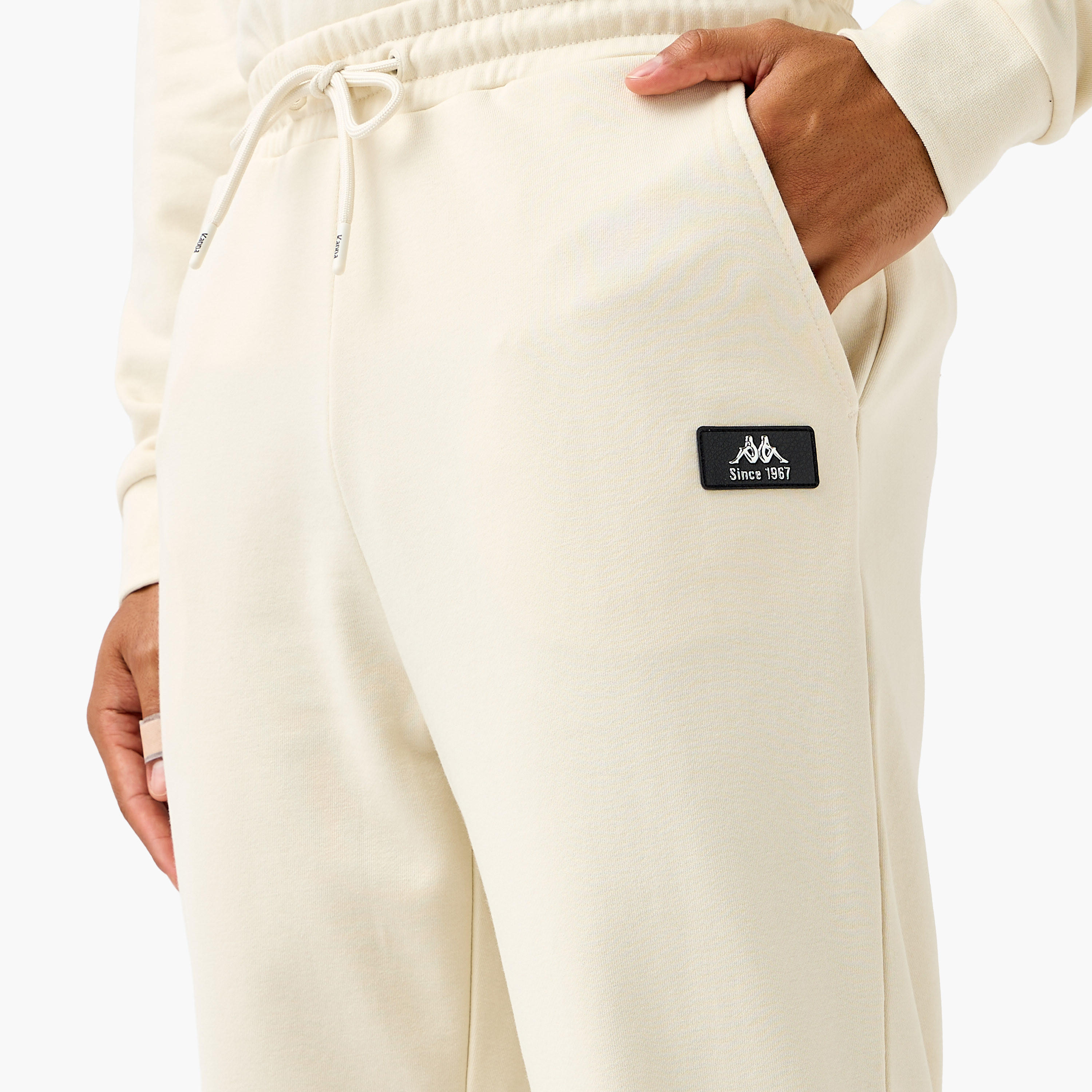بنطلون رياضي بقصّة عادية وخصر مطاطي للرجال من كابا-men-clothing-sportswearandactivewear-bottoms-joggers-image-2