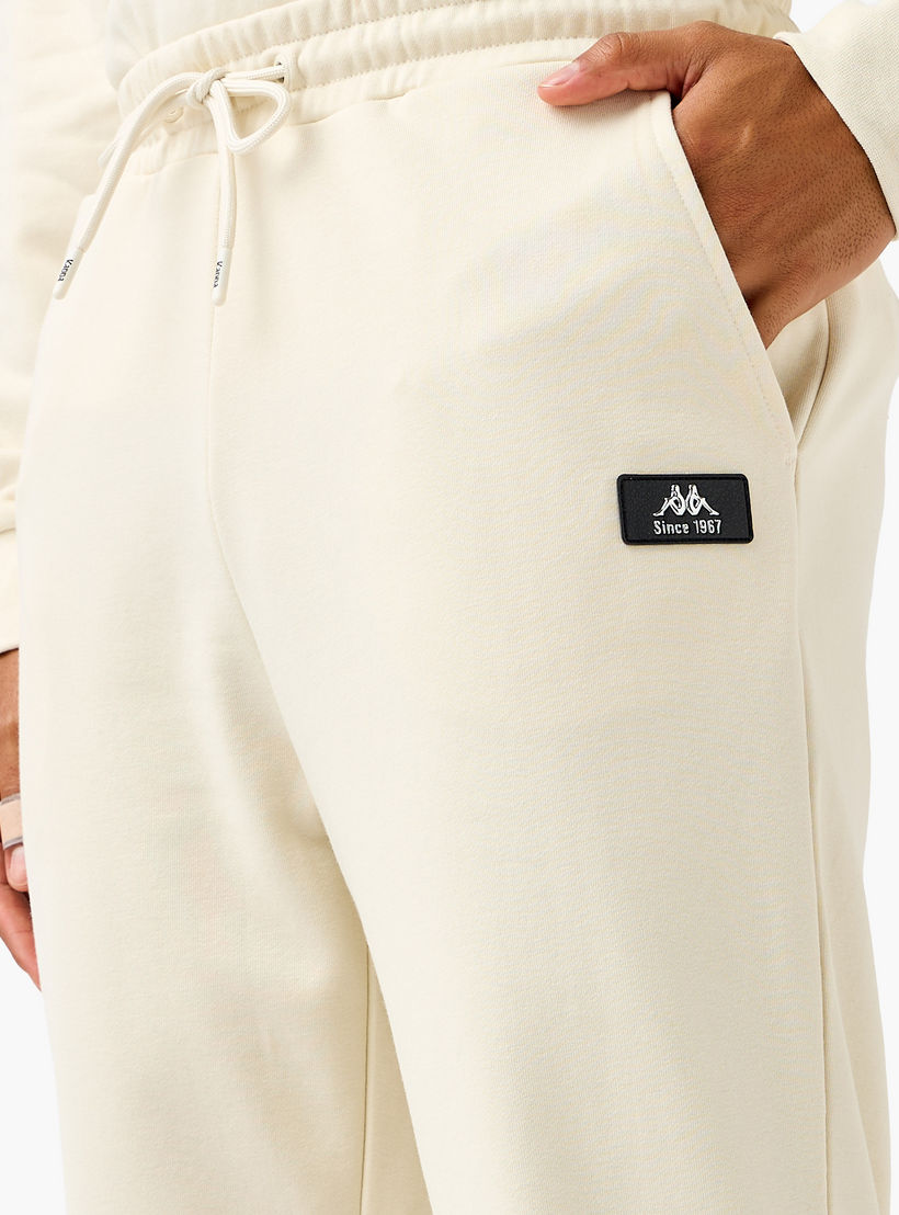بنطلون رياضي بقصّة عادية وخصر مطاطي للرجال من كابا-men-clothing-sportswearandactivewear-bottoms-joggers-image-2