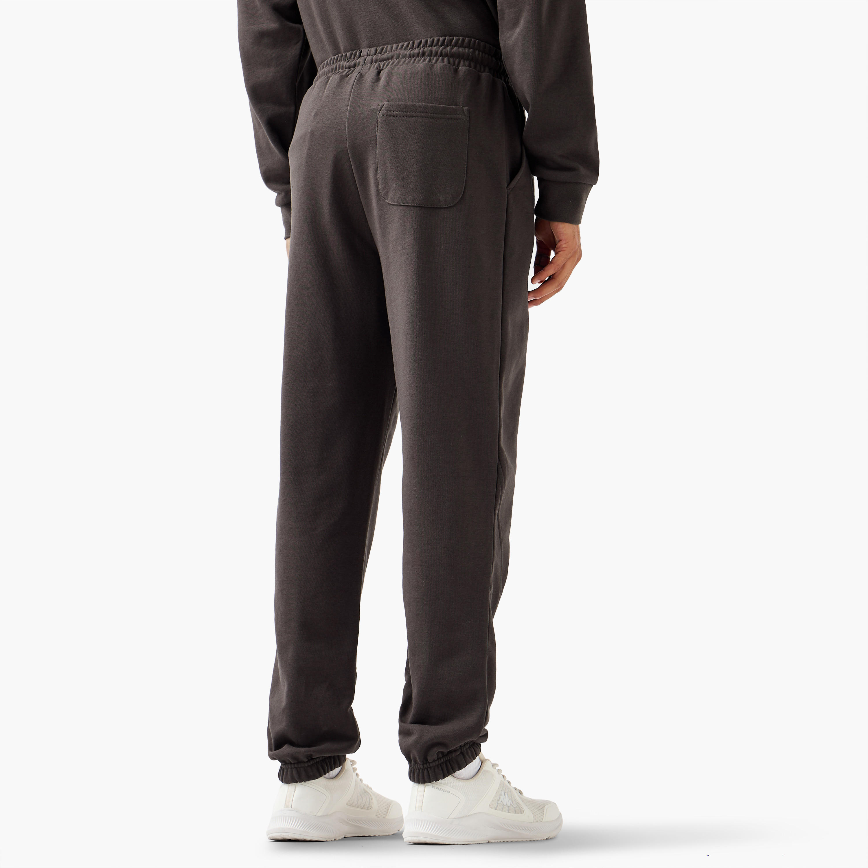 بنطلون رياضي بقصّة عادية وخصر مطاطي للرجال من كابا-men-clothing-sportswearandactivewear-bottoms-joggers-image-3