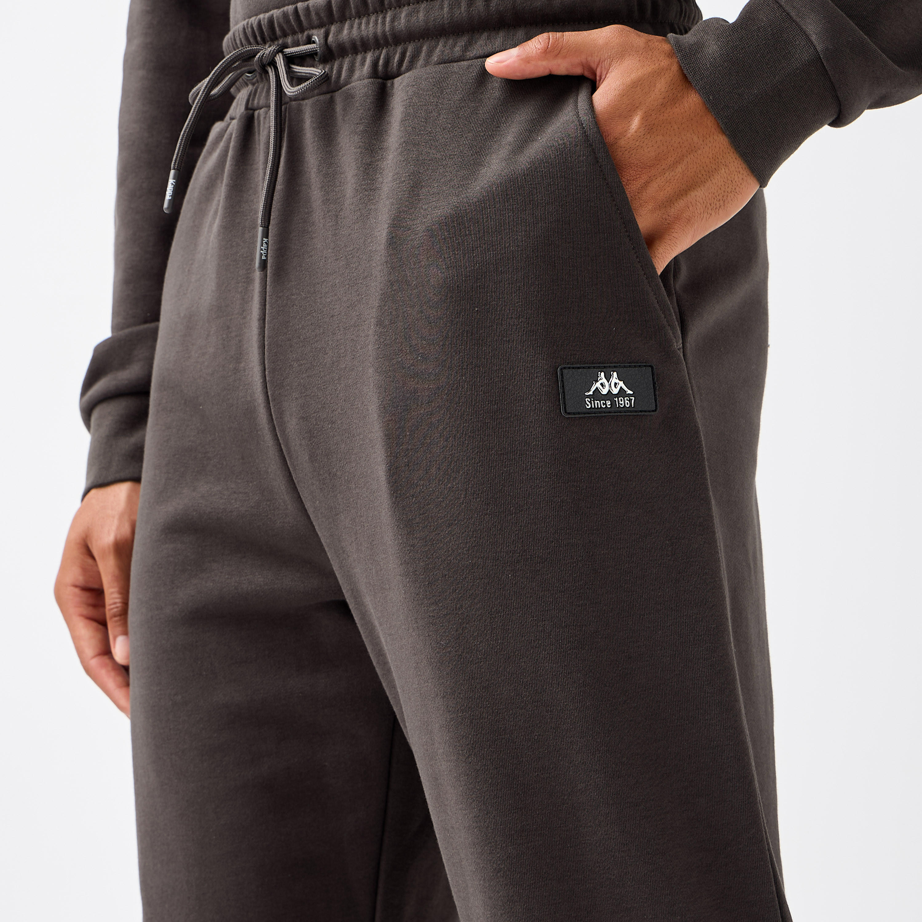 بنطلون رياضي بقصّة عادية وخصر مطاطي للرجال من كابا-men-clothing-sportswearandactivewear-bottoms-joggers-image-2