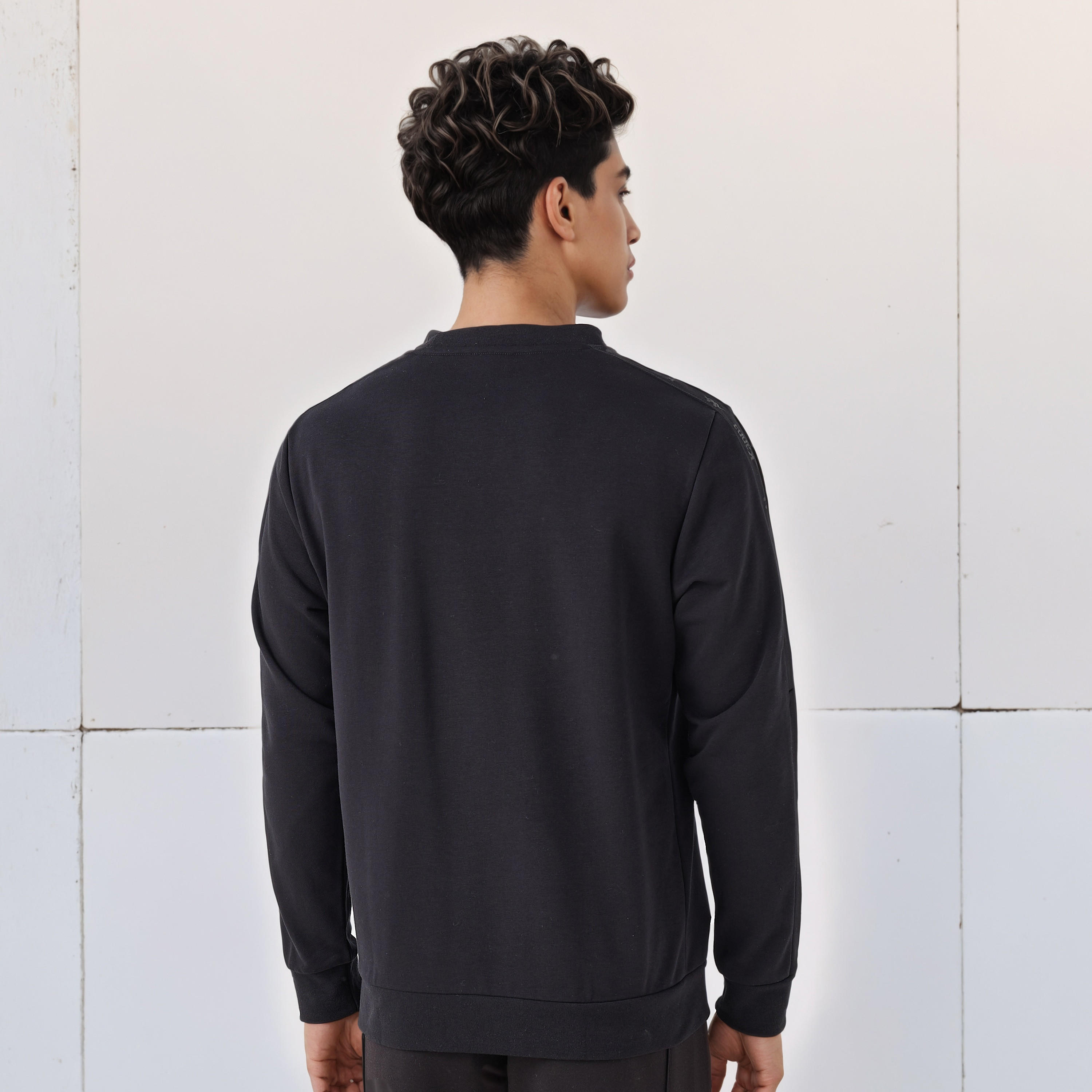 سويت شيرت رجالي بنقوش شعار وقصة عادية من كابا-men-winterwear-hoodiesandsweatshirts-image-4
