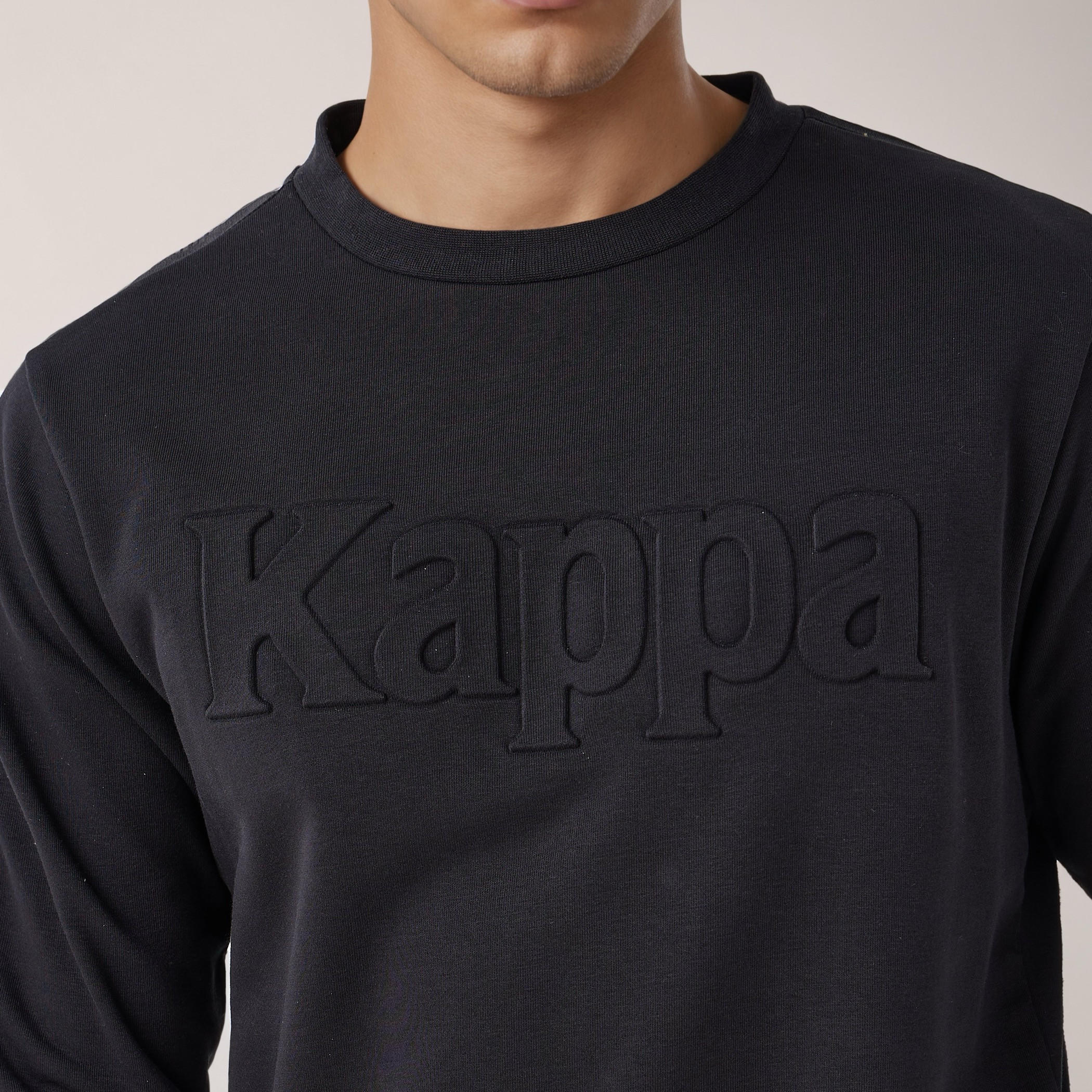 سويت شيرت رجالي بنقوش شعار وقصة عادية من كابا-men-winterwear-hoodiesandsweatshirts-image-1
