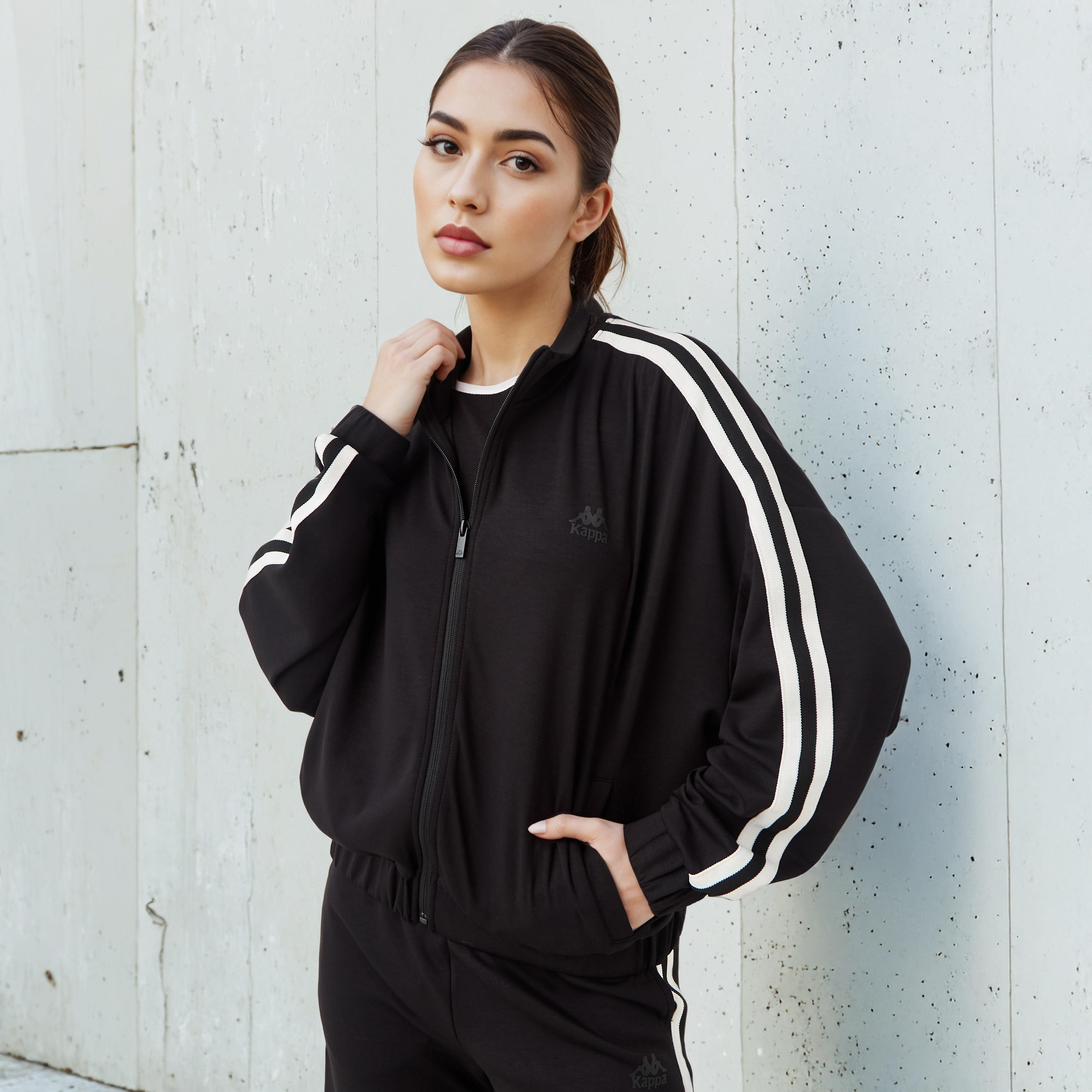 سويت شيرت بسحاب إغلاق وملمس ناعم للنساء من كابا-women-clothing-sportswearandactivewear-coatsandjackets-jackets-image-5