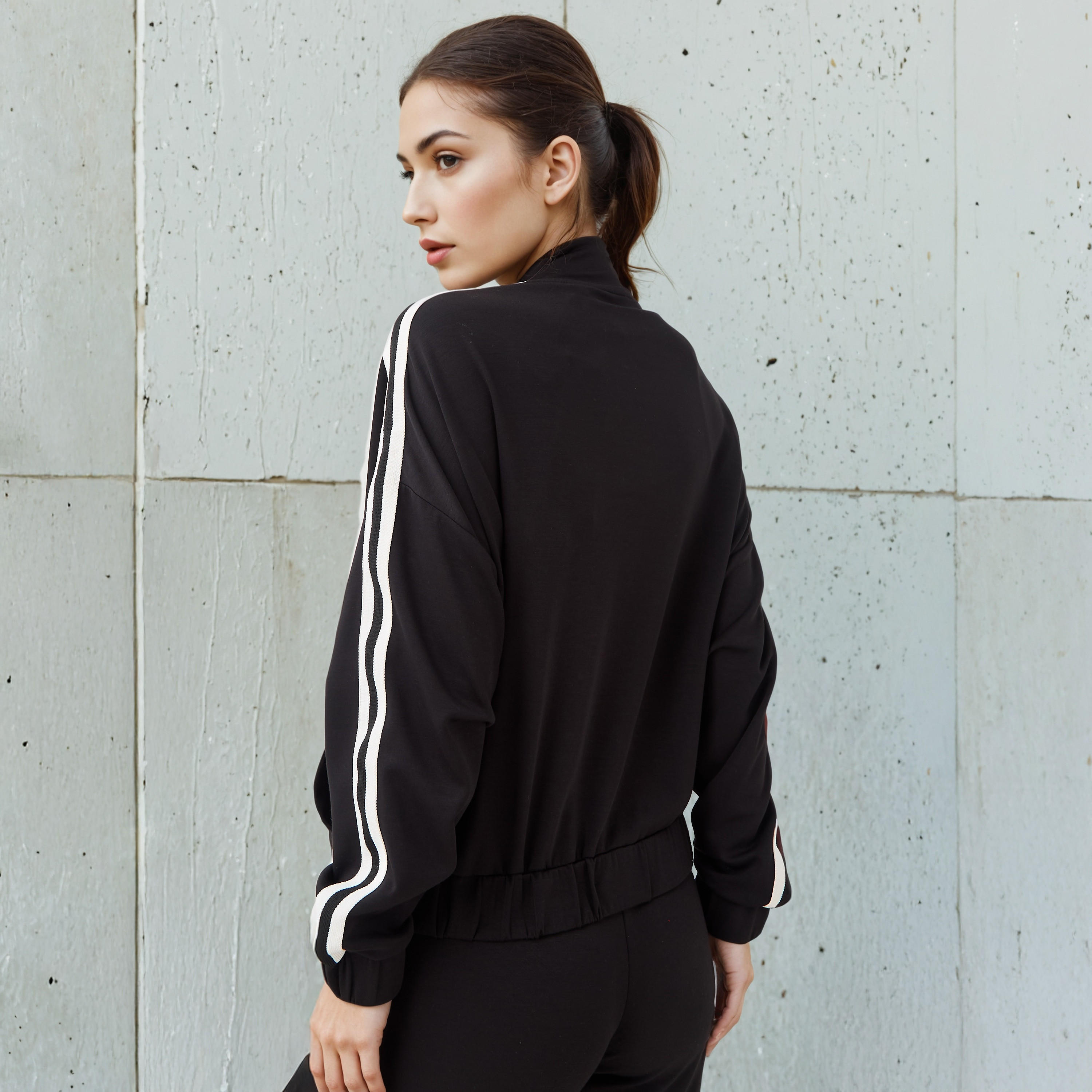 سويت شيرت بسحاب إغلاق وملمس ناعم للنساء من كابا-women-clothing-sportswearandactivewear-coatsandjackets-jackets-image-3