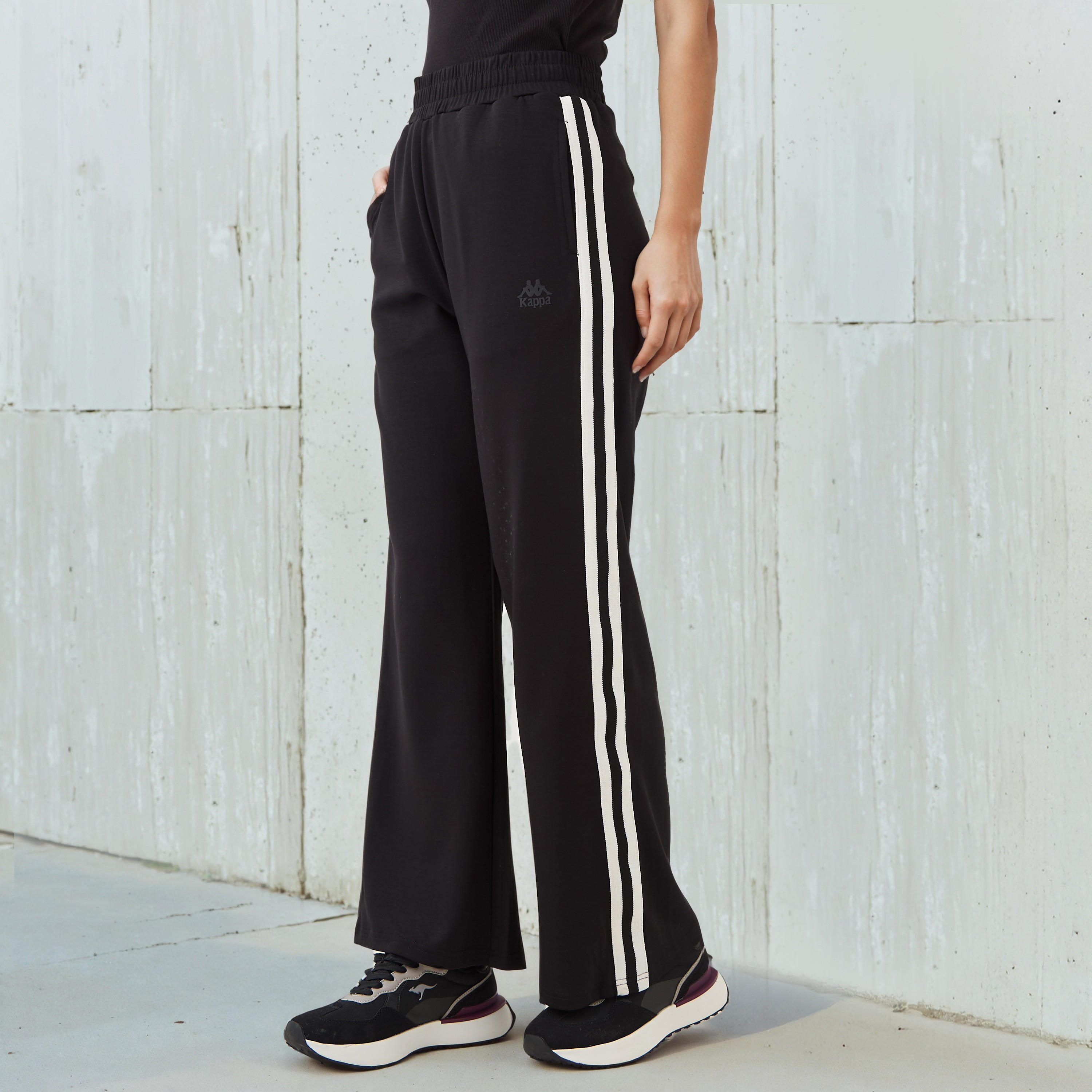 بنطلون رياضي ناعم الملمس بجيوب وشريط بلون مغاير للنساء من كابا-women-clothing-bottoms-joggers-image-1