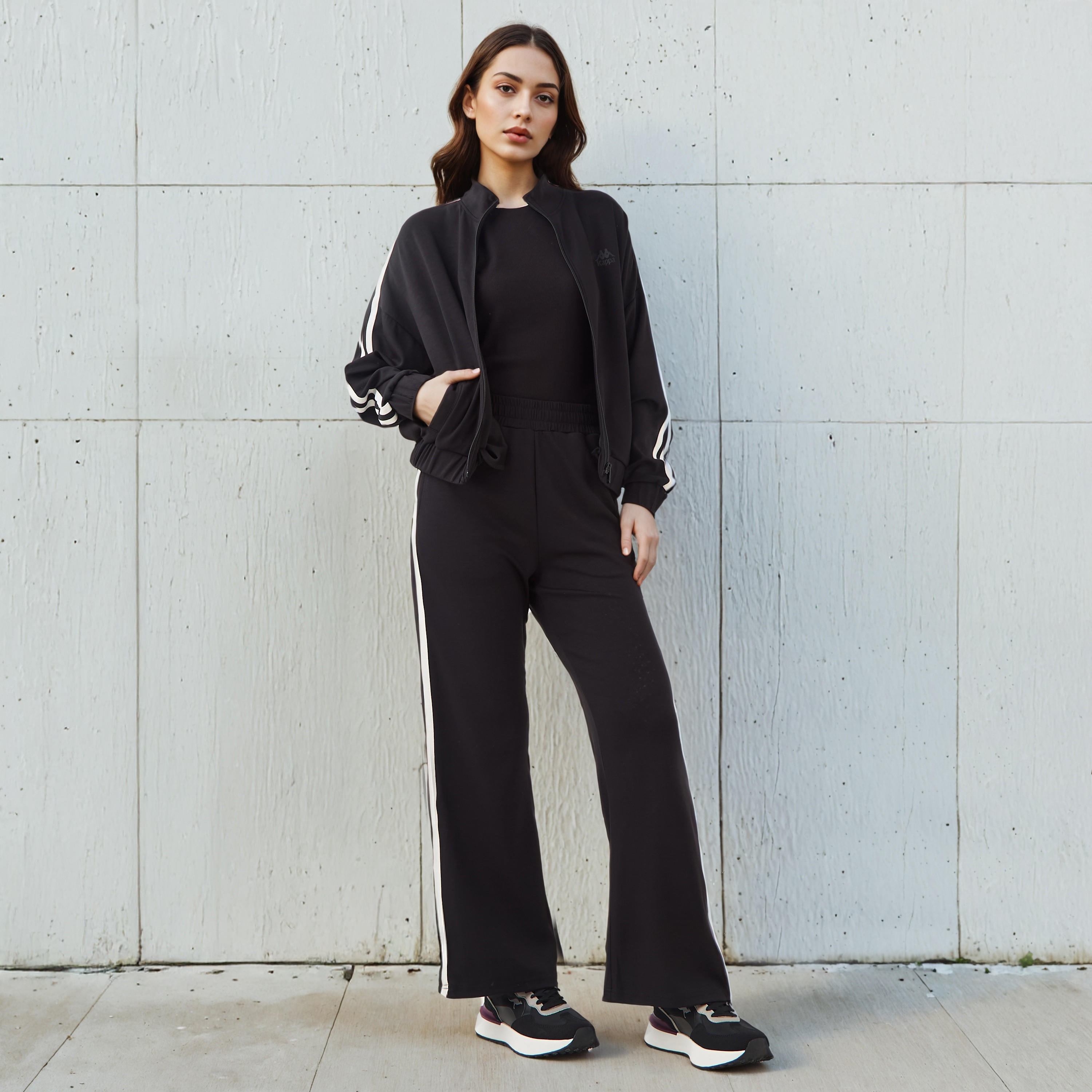 بنطلون رياضي ناعم الملمس بجيوب وشريط بلون مغاير للنساء من كابا-women-clothing-bottoms-joggers-image-2