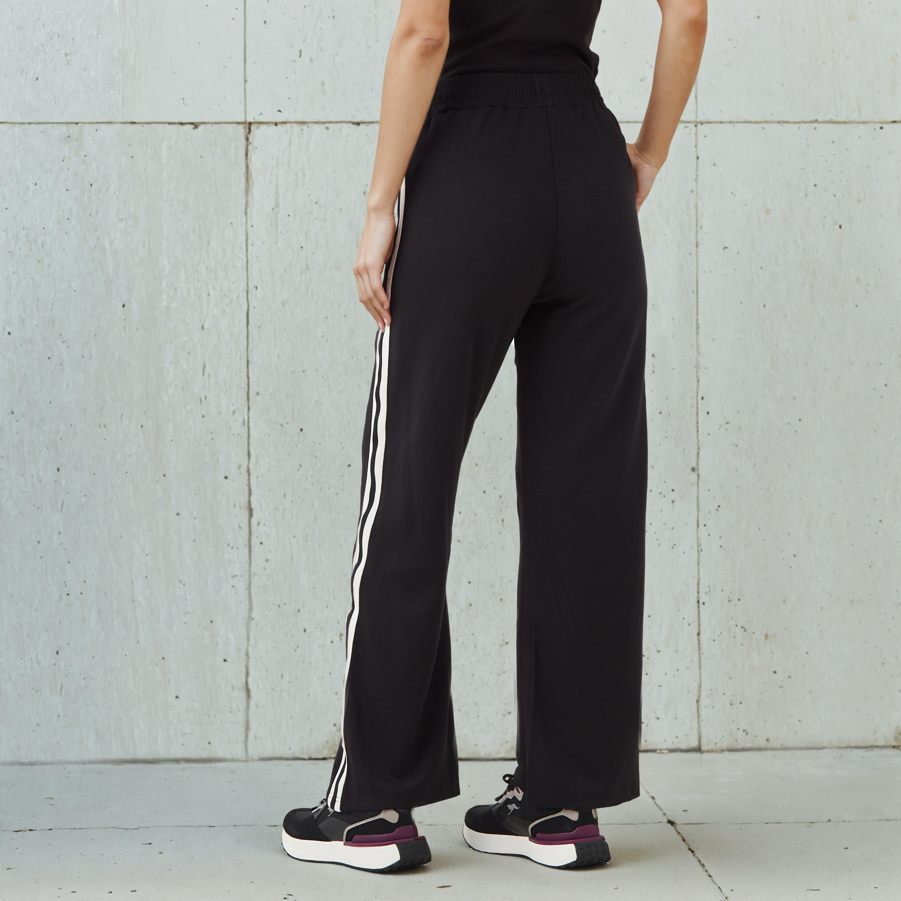 بنطلون رياضي ناعم الملمس بجيوب وشريط بلون مغاير للنساء من كابا-women-clothing-bottoms-joggers-image-3