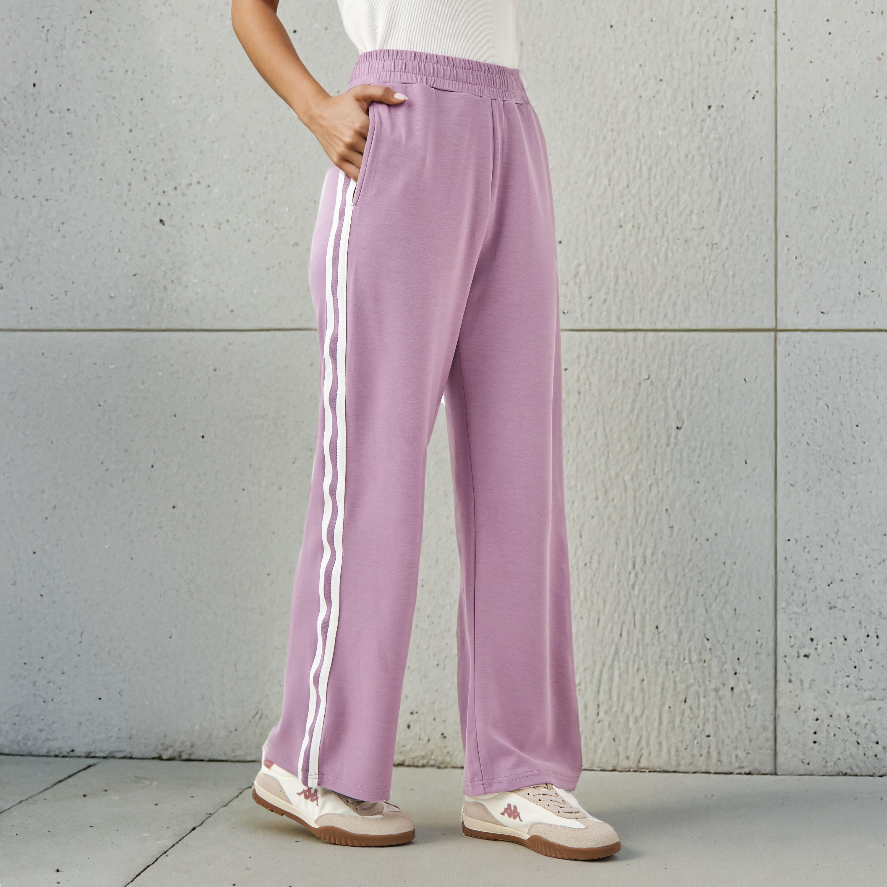 بنطلون رياضي ناعم الملمس بجيوب وشريط بلون مغاير للنساء من كابا-women-clothing-bottoms-joggers-image-1