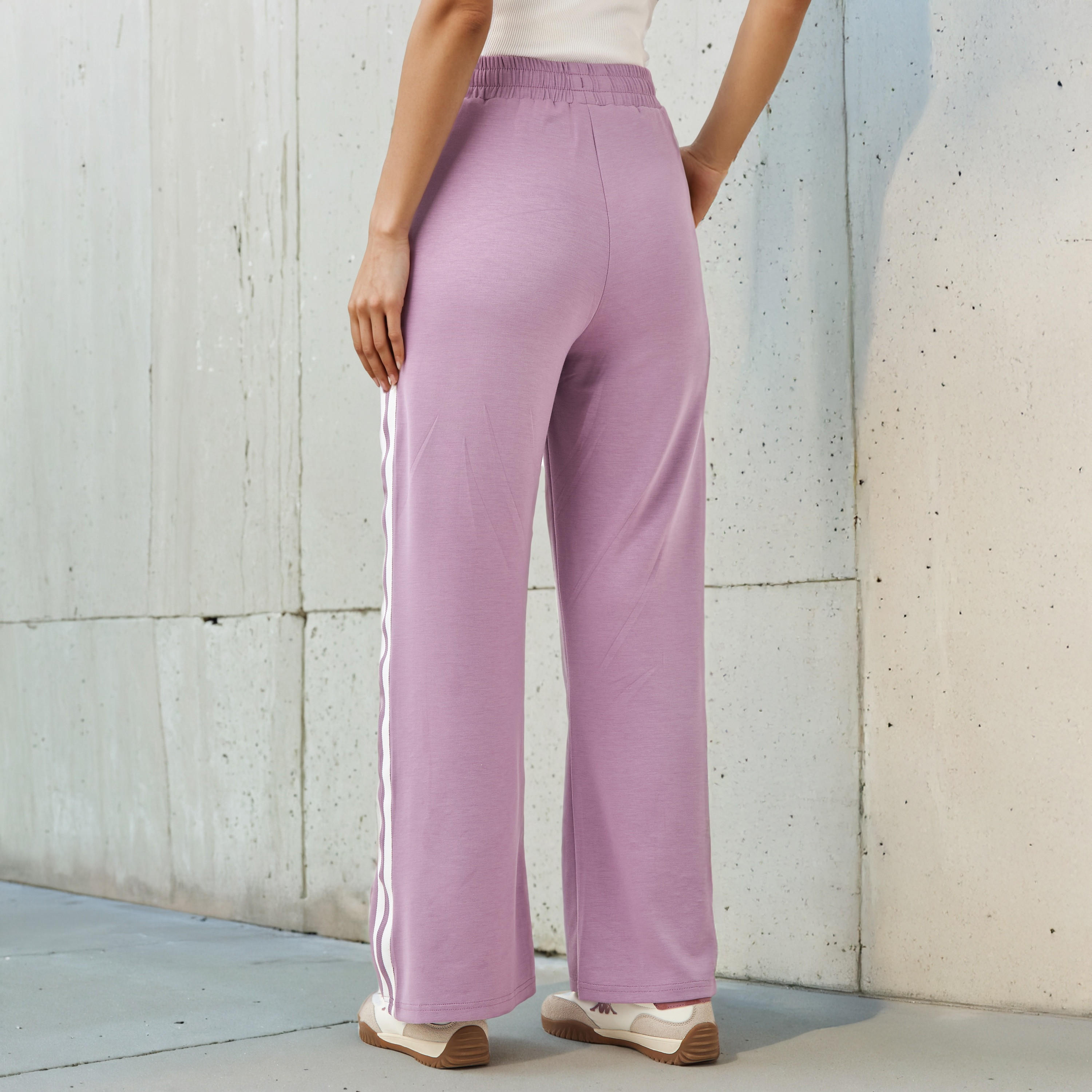 بنطلون رياضي ناعم الملمس بجيوب وشريط بلون مغاير للنساء من كابا-women-clothing-bottoms-joggers-image-3