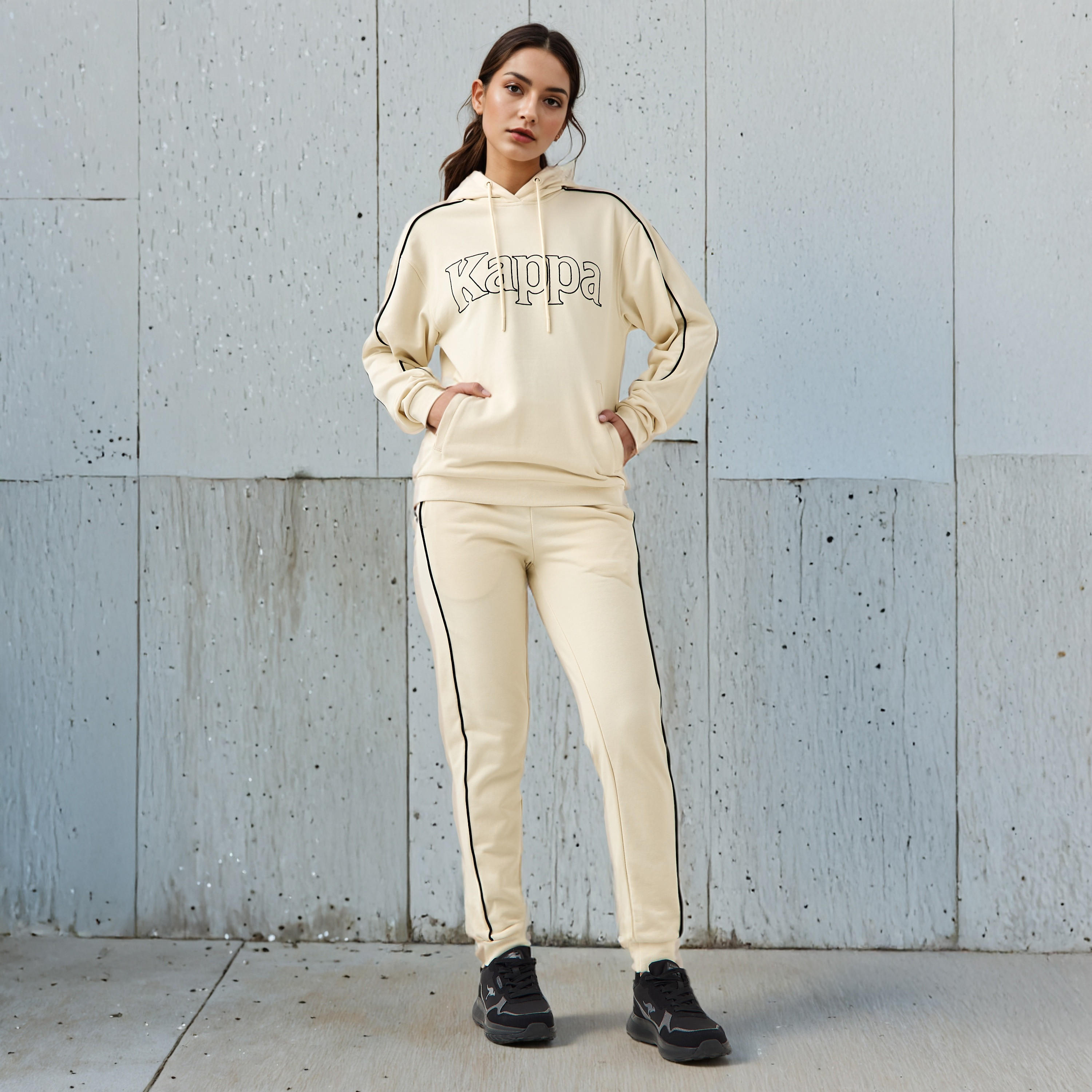 سويت شيرت بقصة عادية وقبعة وتطريز شعار من كابا-women-winterwear-hoodiesandsweatshirts-sweatshirts-image-2