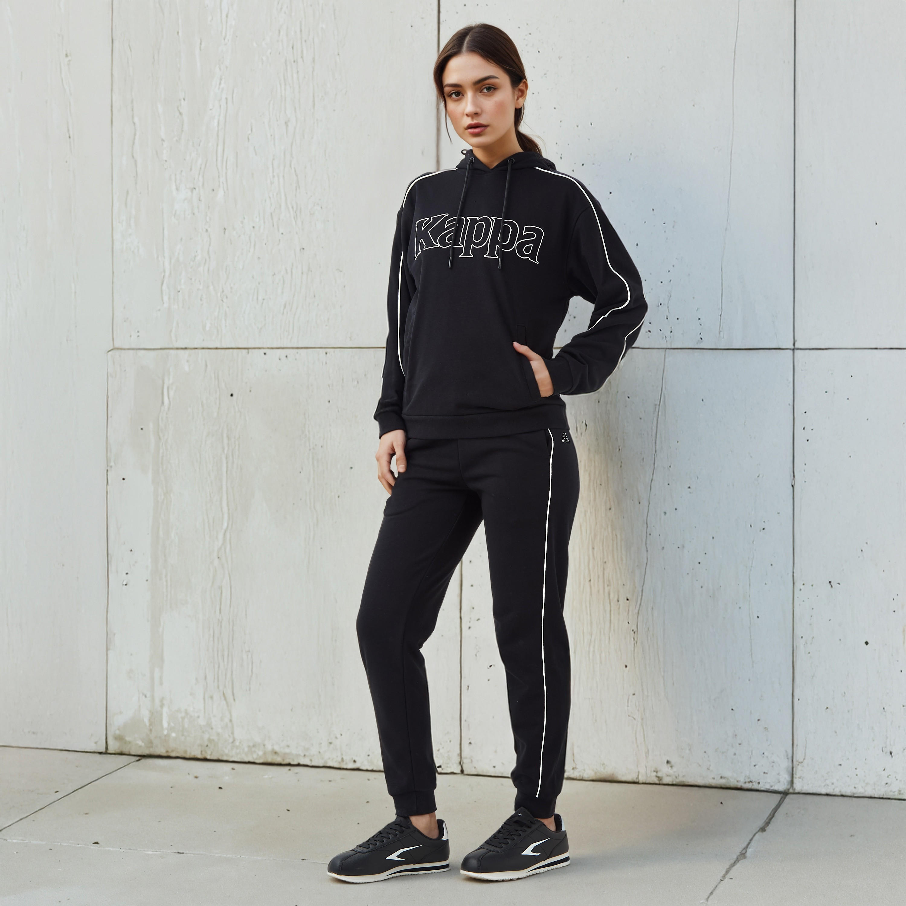 سويت شيرت بقصة عادية وقبعة وتطريز شعار من كابا-women-winterwear-hoodiesandsweatshirts-sweatshirts-image-2