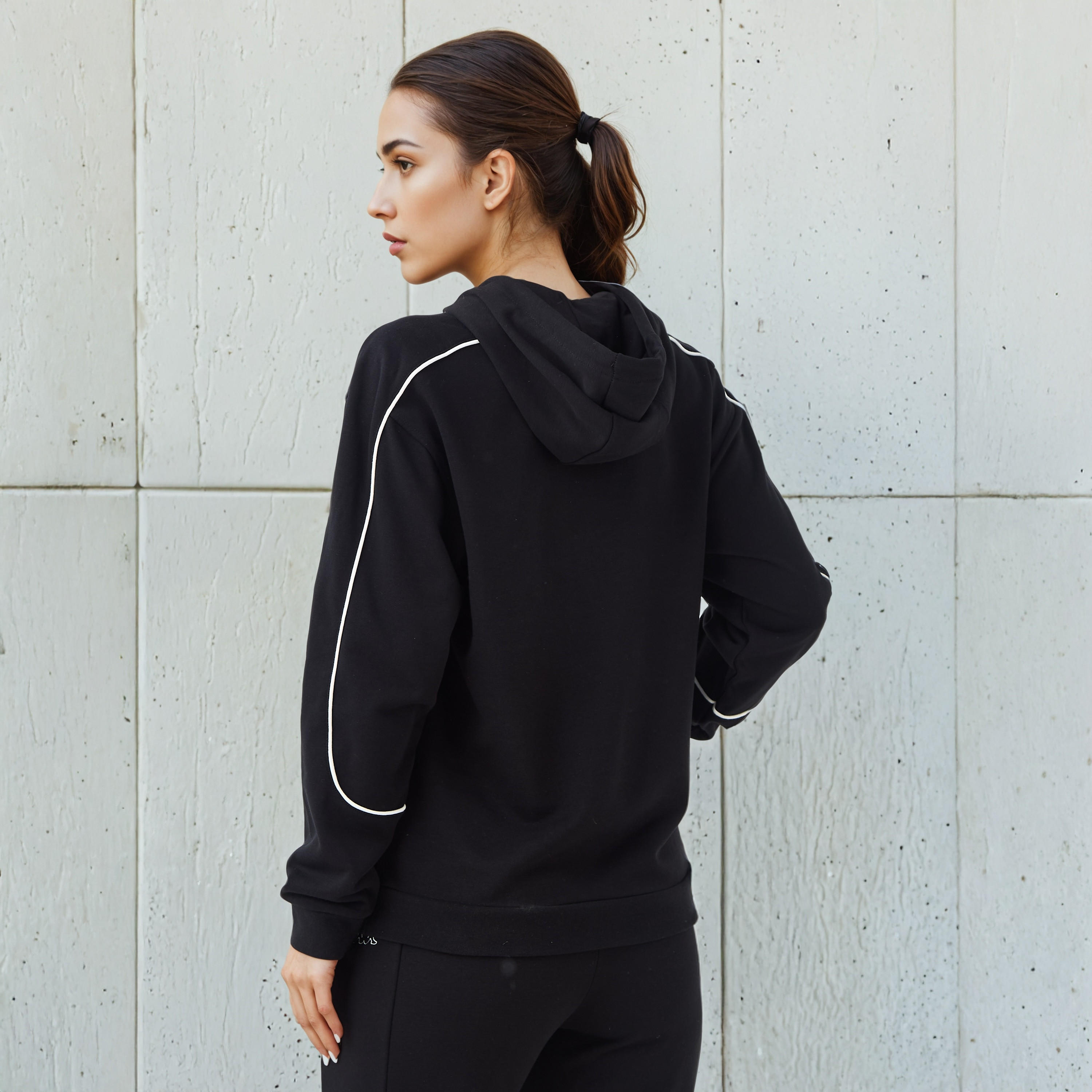 سويت شيرت بقصة عادية وقبعة وتطريز شعار من كابا-women-winterwear-hoodiesandsweatshirts-sweatshirts-image-3