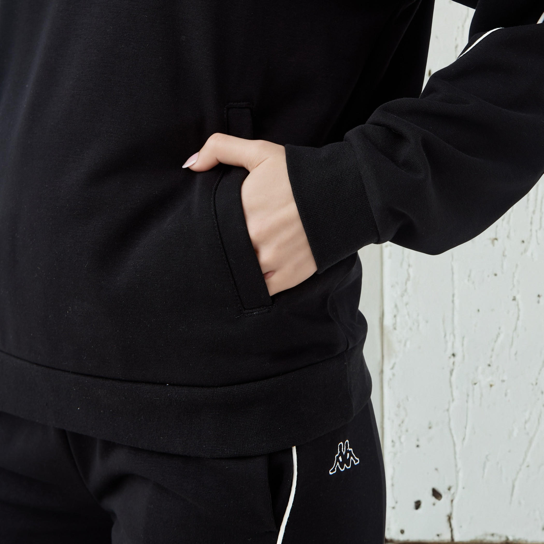 سويت شيرت بقصة عادية وقبعة وتطريز شعار من كابا-women-winterwear-hoodiesandsweatshirts-sweatshirts-image-4