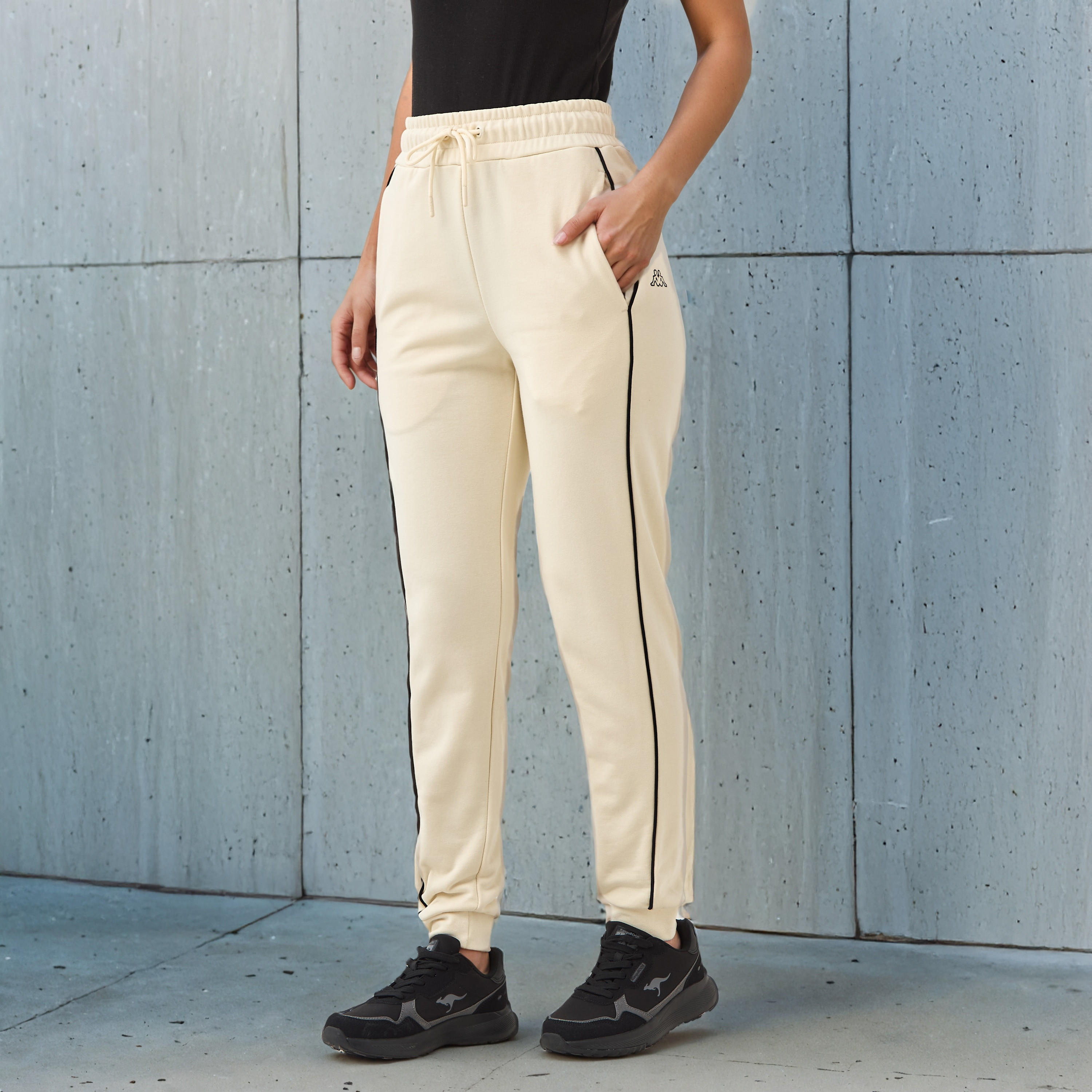 بنطال رياضي نسائي من كابا بقصة مريحة وخصر مرن مع جيوب-women-clothing-bottoms-joggers-image-1