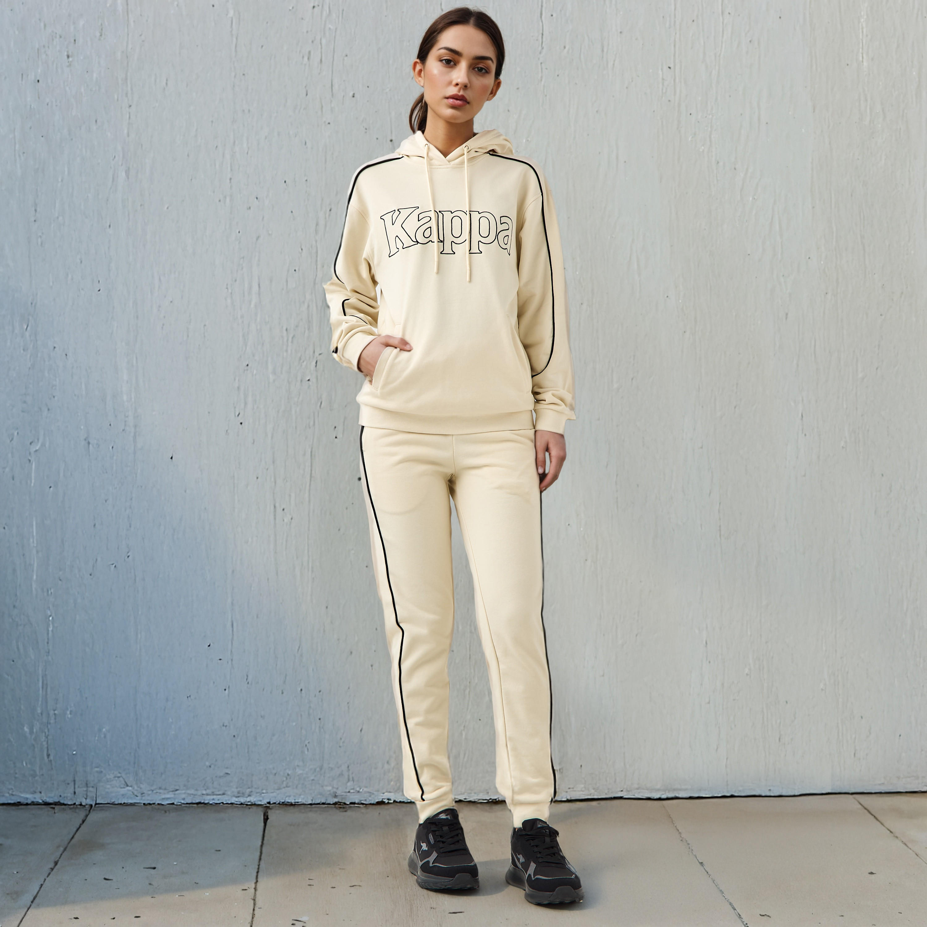 بنطال رياضي نسائي من كابا بقصة مريحة وخصر مرن مع جيوب-women-clothing-bottoms-joggers-image-2
