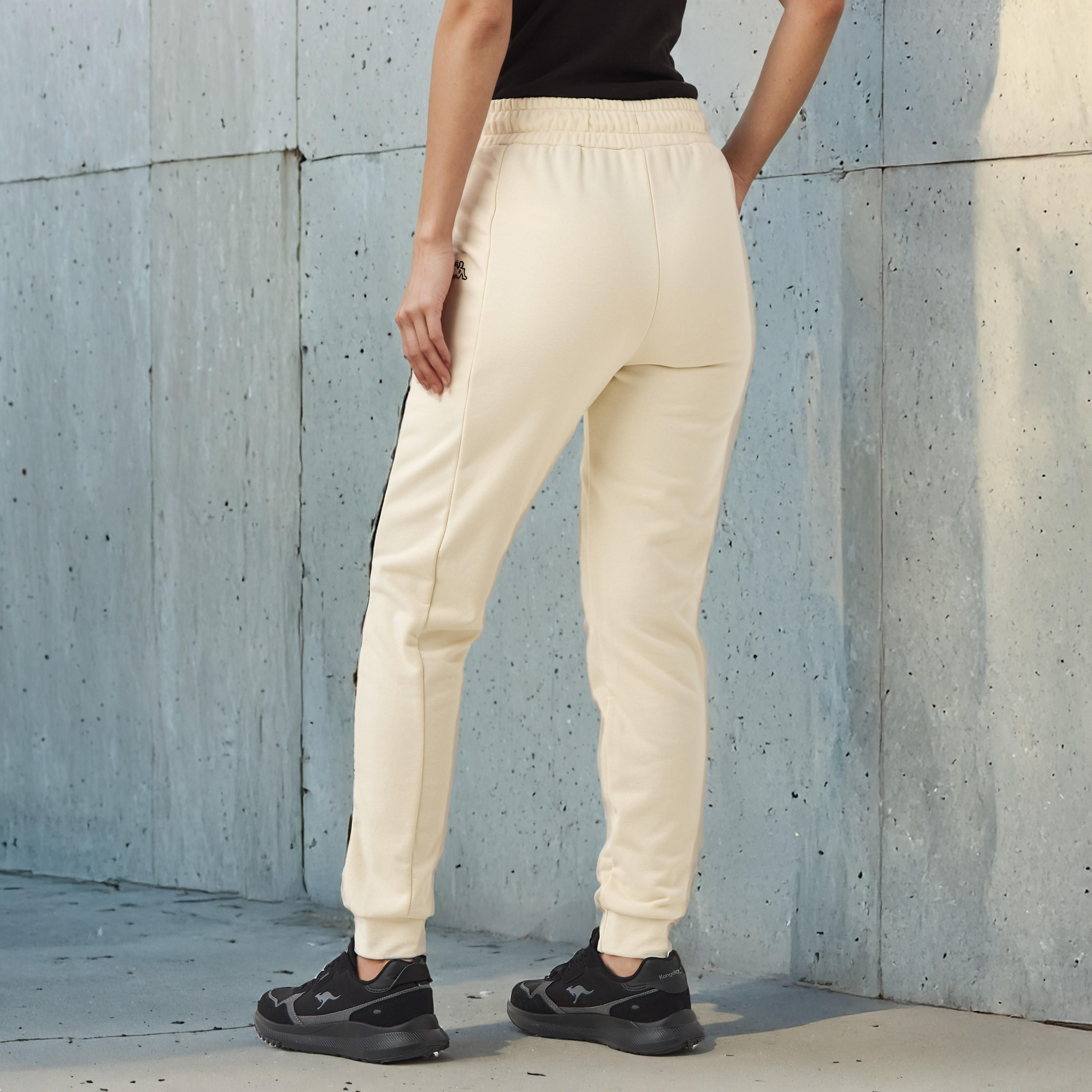 بنطال رياضي نسائي من كابا بقصة مريحة وخصر مرن مع جيوب-women-clothing-bottoms-joggers-image-3