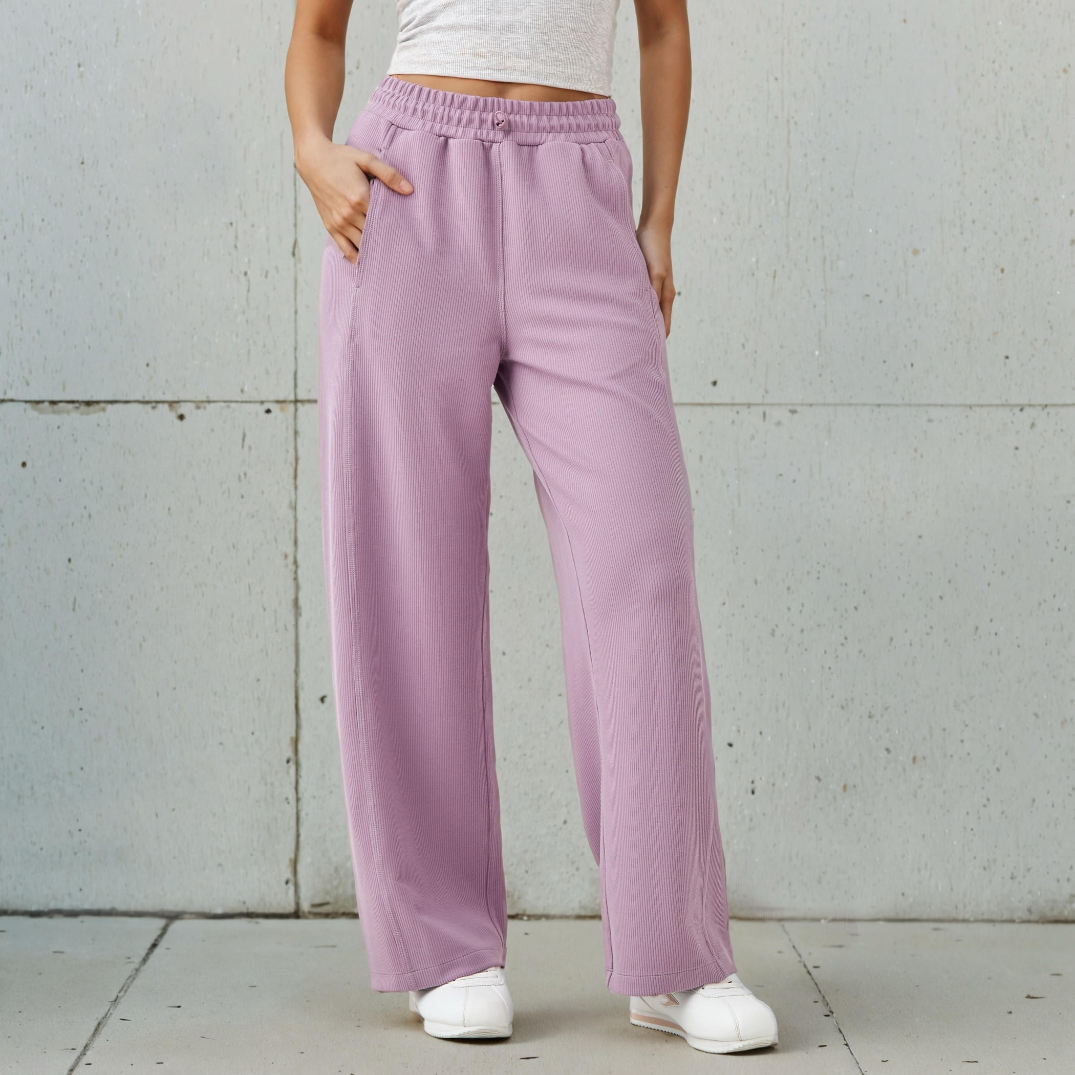 بنطلون رياضي بقصّة مريحة وخصر مطاطي وجيوب للنساء من كابا-women-clothing-bottoms-joggers-image-1
