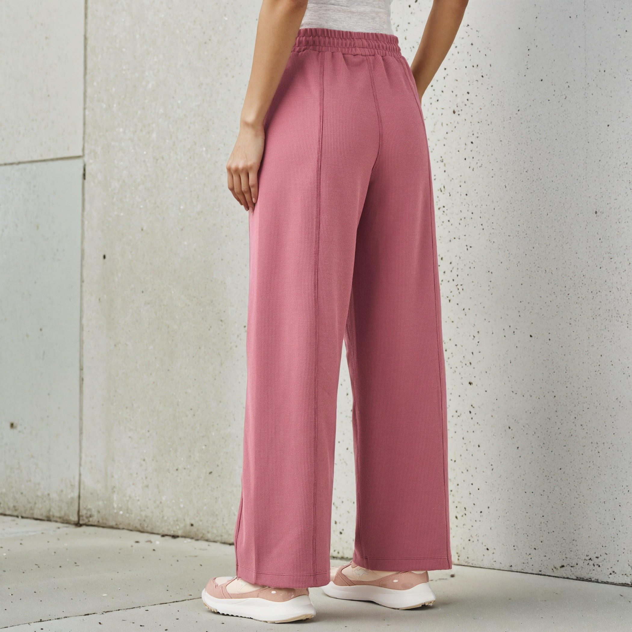 بنطلون رياضي بقصّة مريحة وخصر مطاطي وجيوب للنساء من كابا-women-clothing-bottoms-joggers-image-3