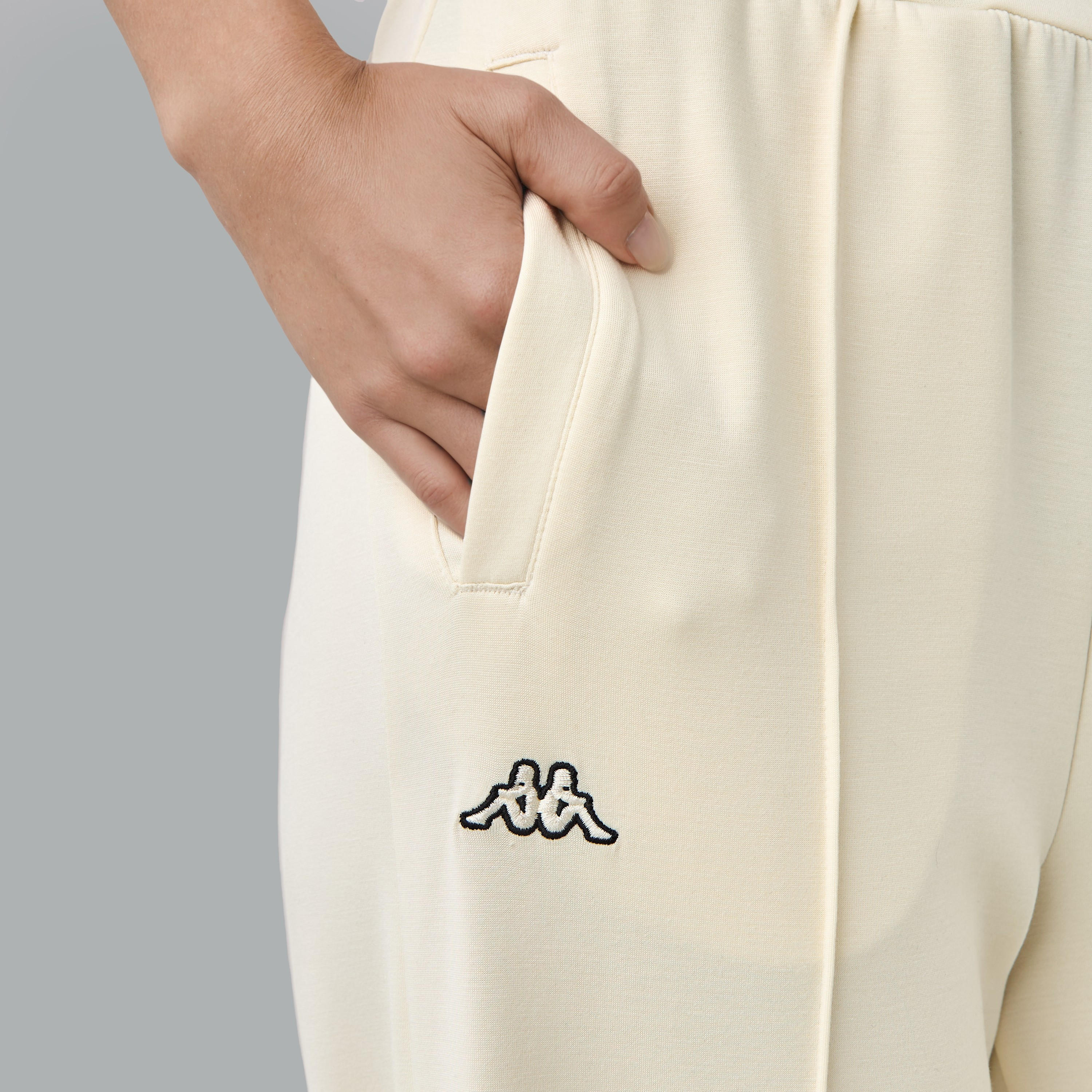 بنطال رياضي نسائي من كابا بقصة مريحة وملمس ناعم مع جيوب-women-clothing-bottoms-trousers-image-4