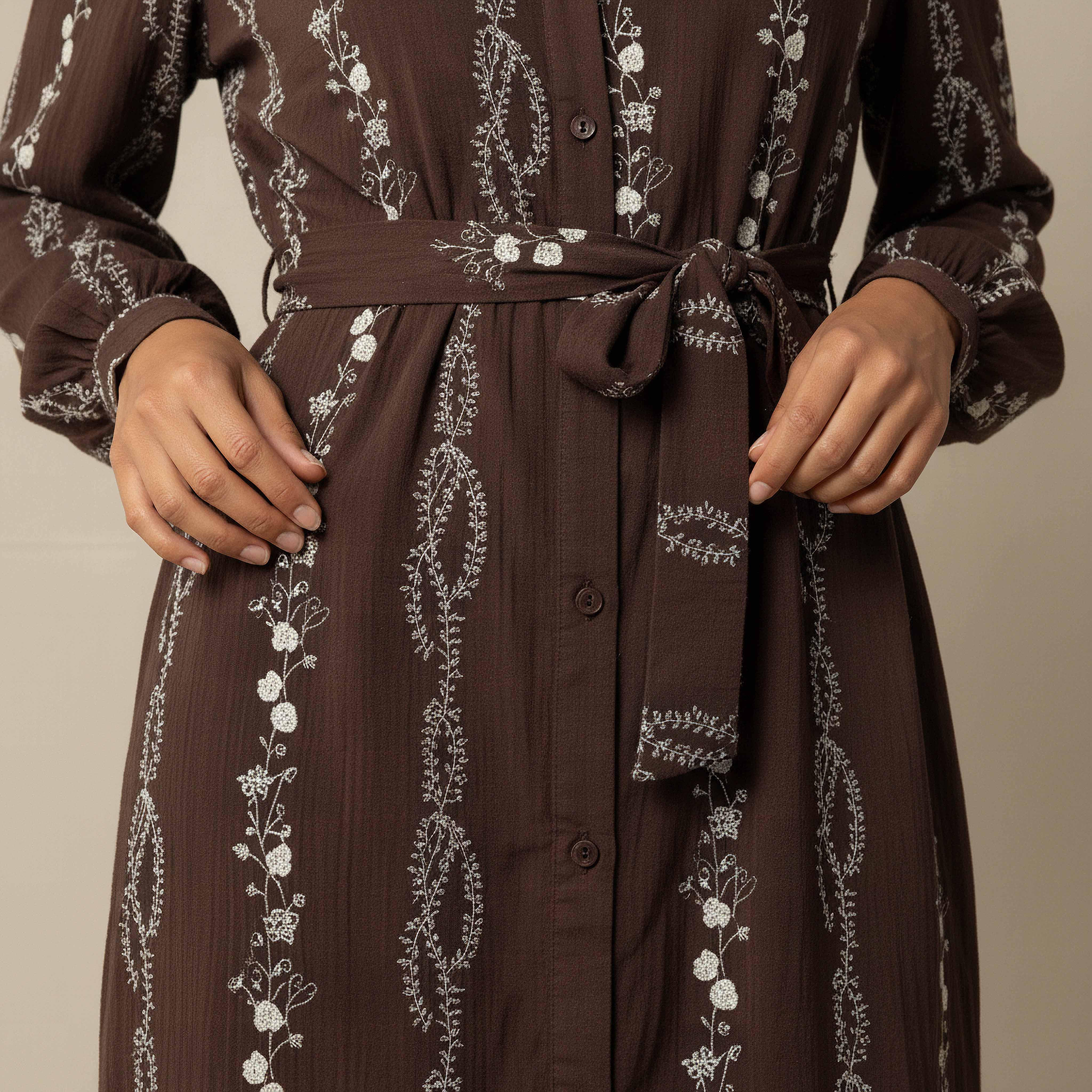 فستان قميص طول الركبة بحزام وتطريزات زهرية-women-clothing-dresses-image-4