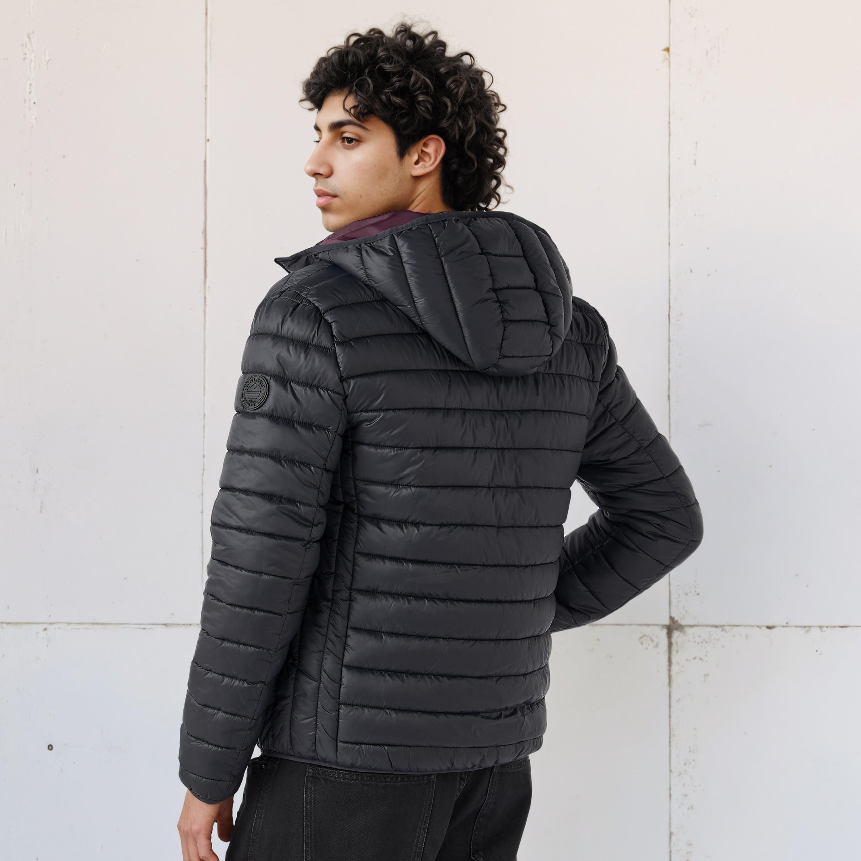 جاكيت مبطن خفيف الوزن بقبعة-men-clothing-jacketsandblazers-jackets-image-3