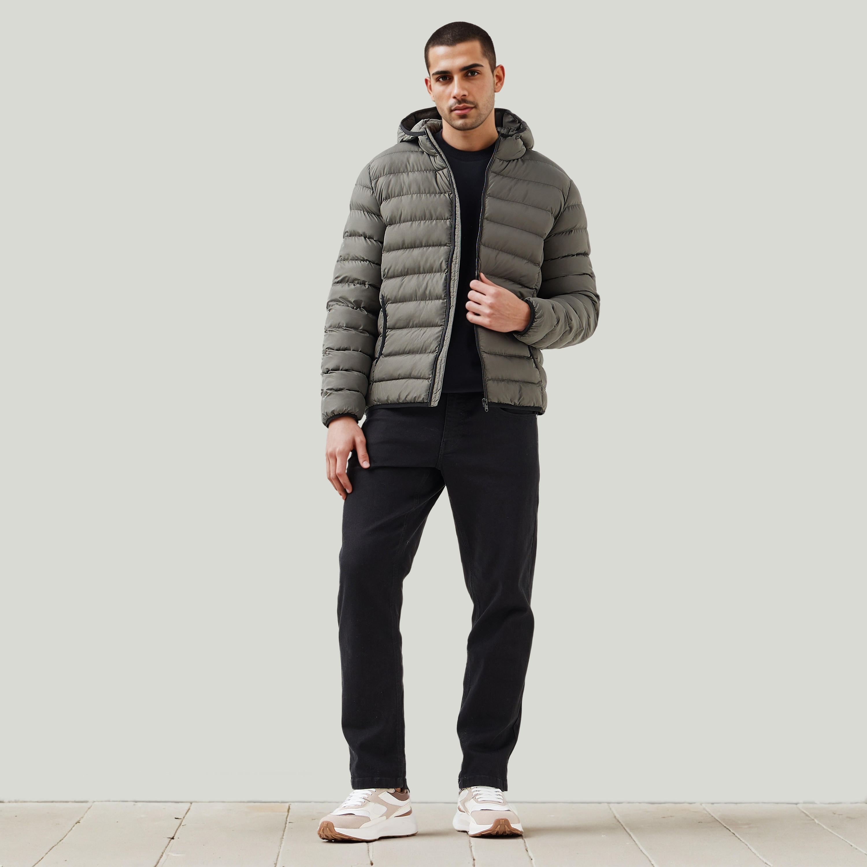 جاكيت مبطن خفيف الوزن بقبعة-men-clothing-jacketsandblazers-jackets-image-2