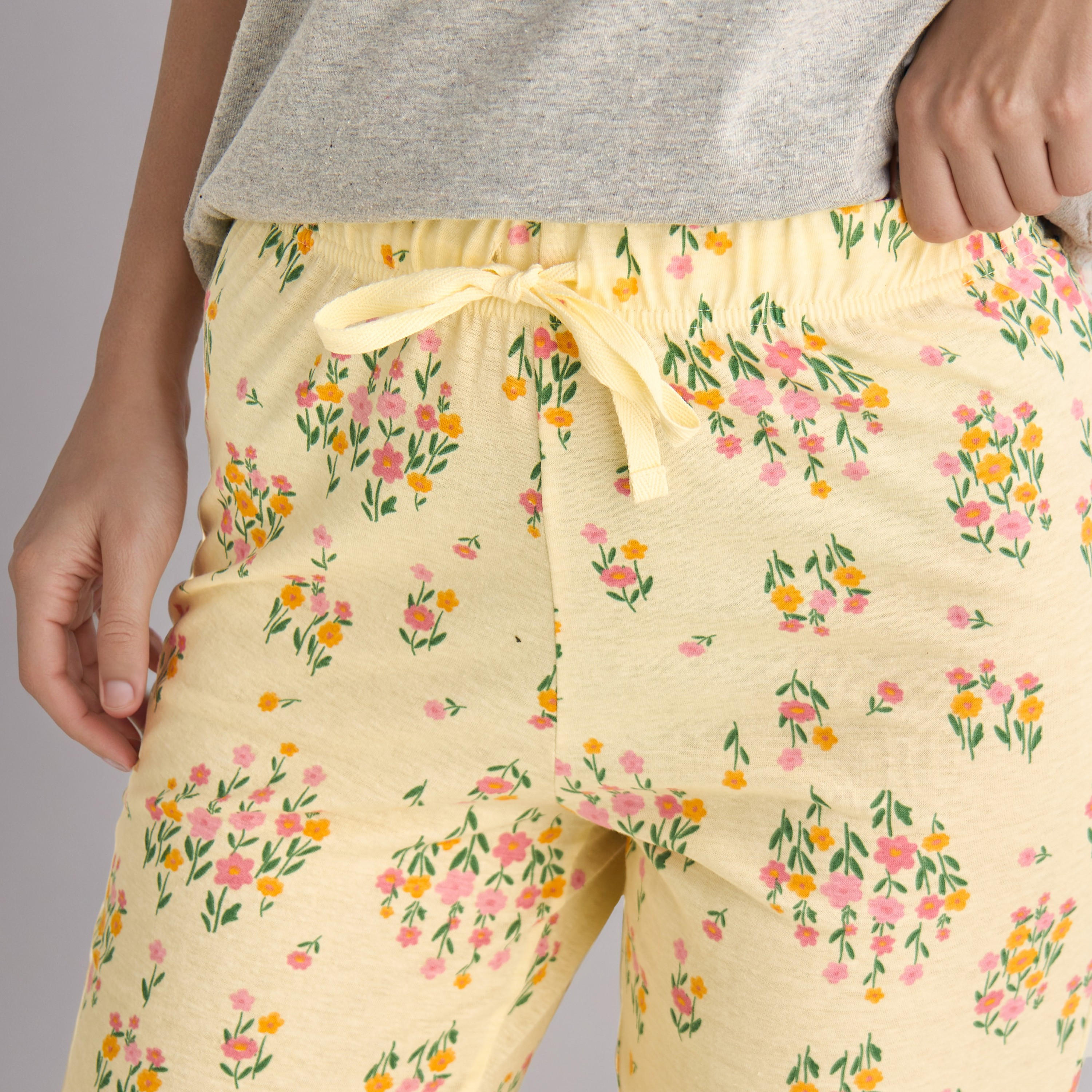 طقم تيشيرت وبنطلون بيجاما بطبعات-women-clothing-nightwear-pyjamas-longsets-image-2